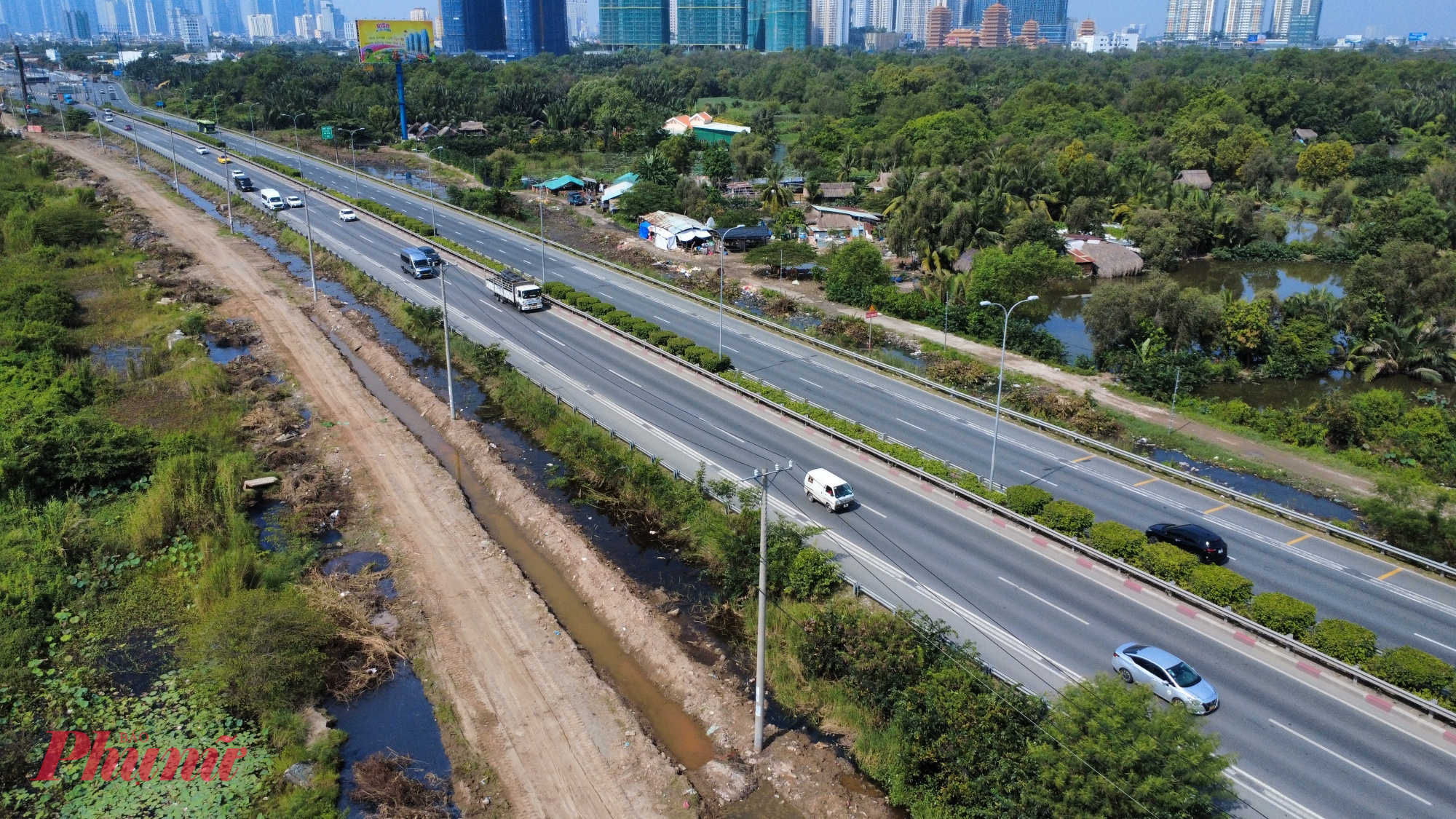 Việc hoàn thành dự án mở rộng đường dẫn cao tốc không chỉ mang lại lợi ích trực tiếp về giao thông cho TPHCM và các tỉnh lân cận mà còn là một mắt xích quan trọng trong việc hoàn thiện mạng lưới hạ tầng giao thông liên vùng, thúc đẩy phát triển kinh tế - xã hội khu vực phía Nam.