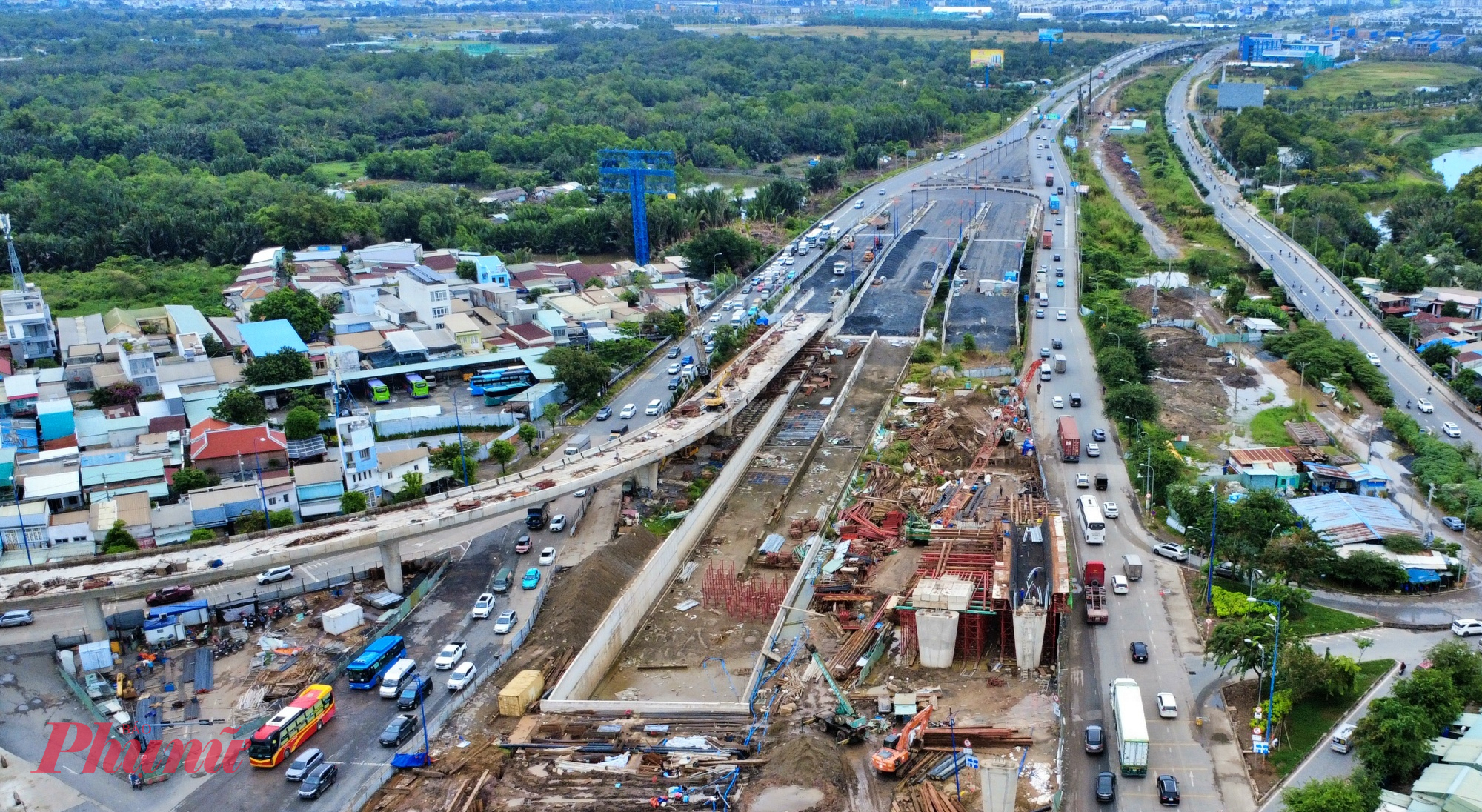 Trước khi dự án mở rộng được khởi công, đoạn đường dẫn từ nút giao An Phú đến đường Vành đai 2 là một trong những điểm nóng giao thông nhất TPHCM. Với quy mô chỉ 4 làn xe chật hẹp, tuyến đường này phải oằn mình gánh chịu lưu lượng phương tiện khổng lồ đổ về từ đường Mai Chí Thọ, Lương Định Của và lưu thông ra vào tuyến cao tốc huyết mạch đi các tỉnh miền Đông.