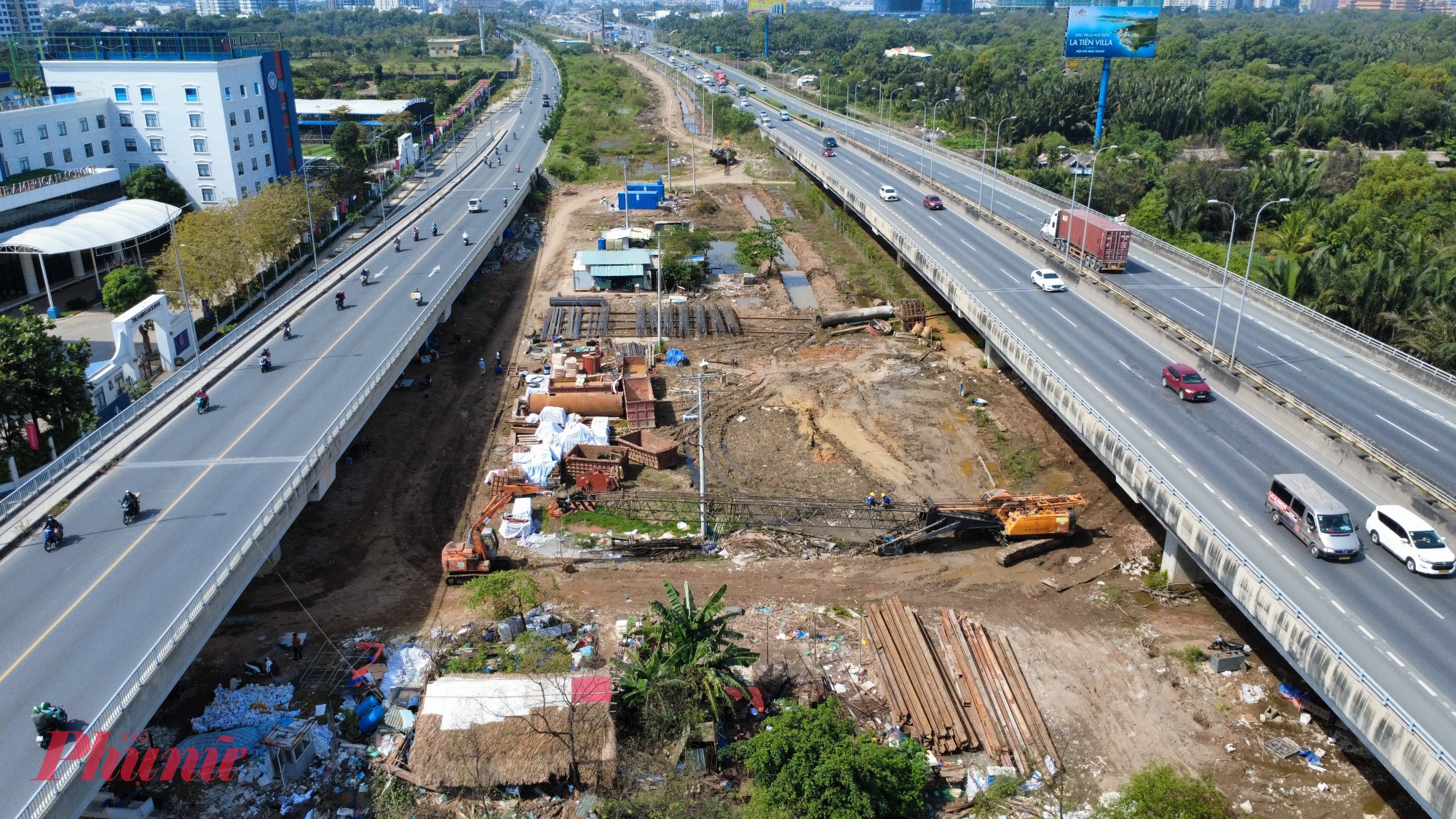 Hiện tại, công trường dự án đang được triển khai tích cực. Mặc dù gặp một số vướng mắc nhất định về giải phóng mặt bằng tại một vài vị trí, chủ đầu tư và các đơn vị thi công vẫn nỗ lực đẩy nhanh tiến độ. Công tác phân luồng, tổ chức giao thông được thực hiện chặt chẽ để giảm thiểu ảnh hưởng đến người dân trong quá trình thi công.