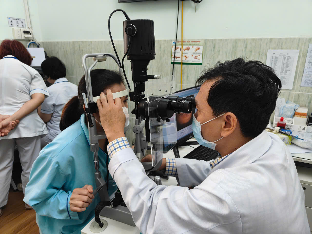 Bác sĩ Vinh thăm khám lại cho người bệnh sau phẫu thuật ghép giác mạc, ảnh BVCC