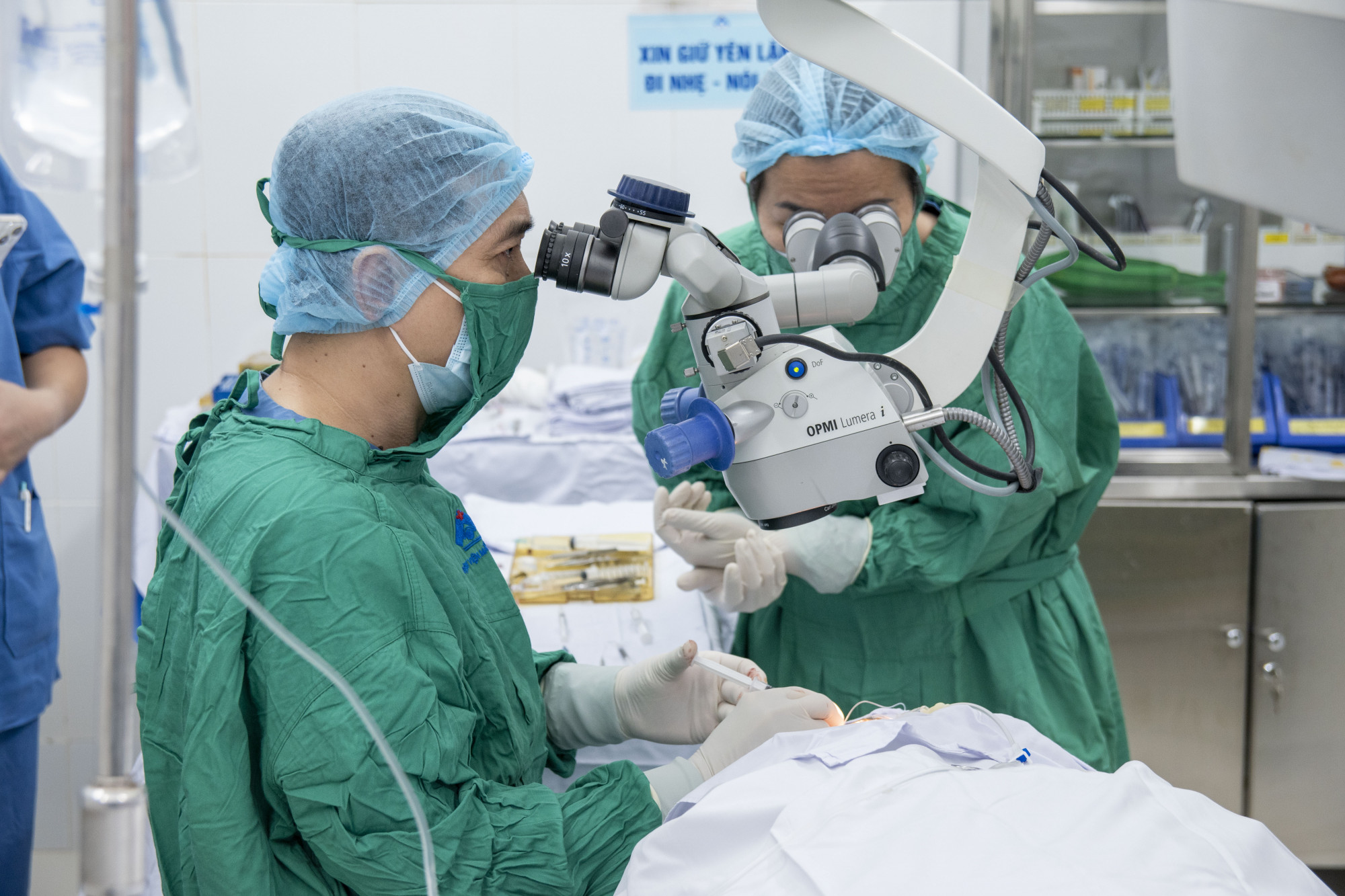 Bác sĩ Vinh thực hiện phẫu thuật ghép nội mô cho người bệnh, ảnh BVCC