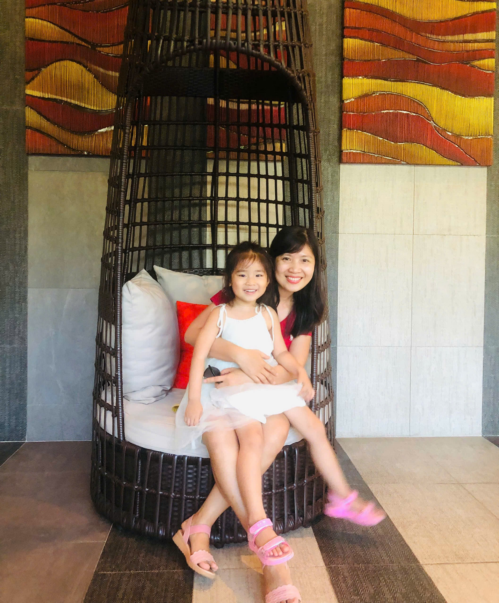 Chị Kim Cương và bé Tâm An xinh xắn chụp hình lưu niệm trong chuyến du lịch cùng gia đình - Ảnh: FV