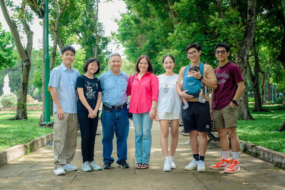 Gia đình chị Bích: các “em bé FV”năm xưa nay đã lớn, con đầu của chị lập gia đình và vừa đón chào thành viên mới - Ảnh: nhân vật cung cấp