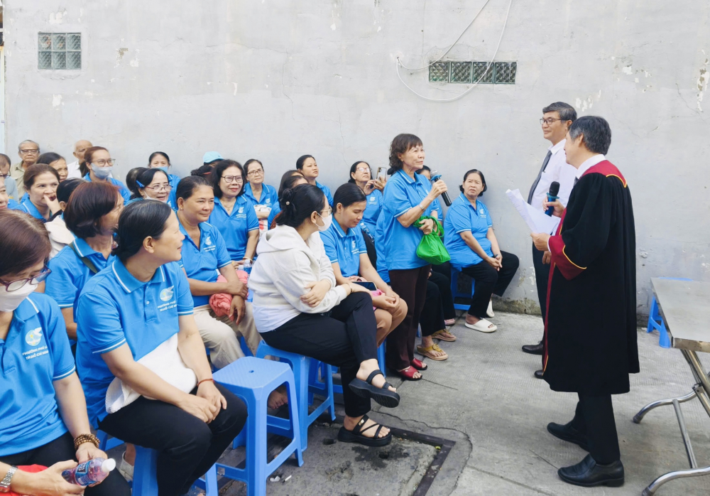 Hội viên phụ nữ chia sẻ các ý kiến cùng các luật sư - Ảnh: TP