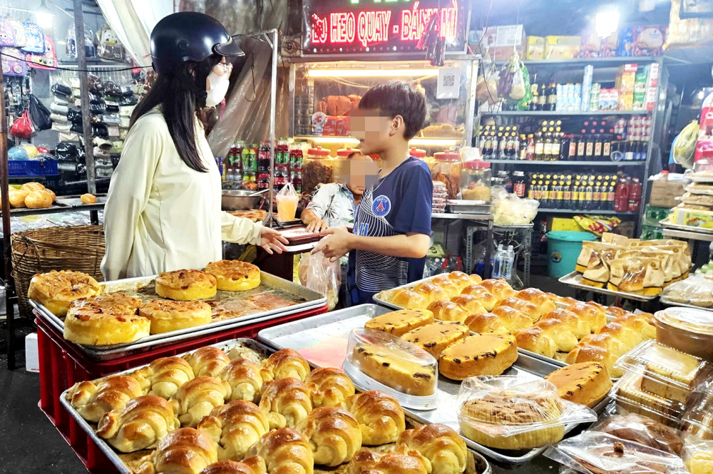 Cuối năm, cấp bách ngăn chặn thực phẩm bẩn Một tiệm bánh mì ở gần chợ Bà Chiểu, phường Gia Định bảo quản thực phẩm khá qua loa, dễ bị nhiễm khuẩn - ẢNH: THANH TÂM