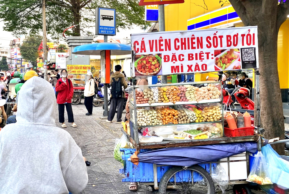 Cuối năm, cấp bách ngăn chặn thực phẩm bẩn Xe bán cá viên, bò viên, xúc xích trên đường Hoàng Diệu 2, phường Thủ Đức ẢNH: NGUYỄN VĂN