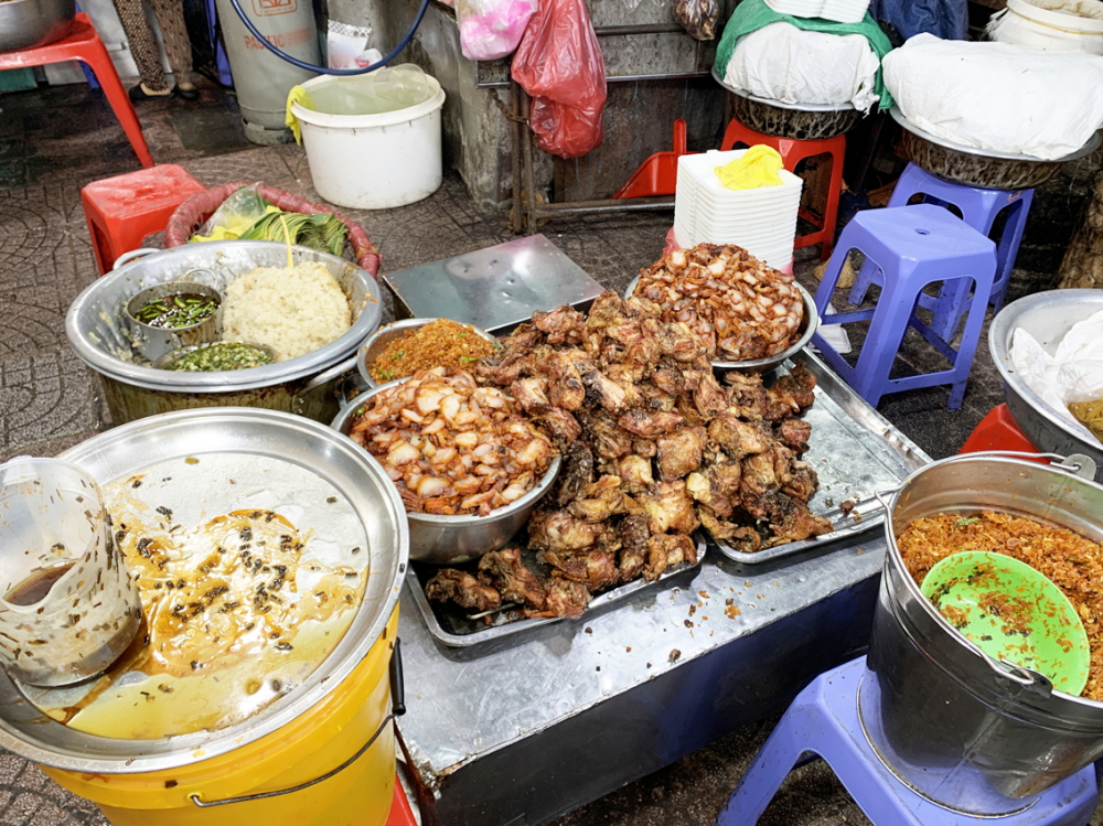 Cuối năm, cấp bách ngăn chặn thực phẩm bẩn Quầy xôi giữa chợ Bà Chiểu, phường Gia Định không che chắn, rất dễ nhiễm khuẩn - ẢNH: THANH TÂM