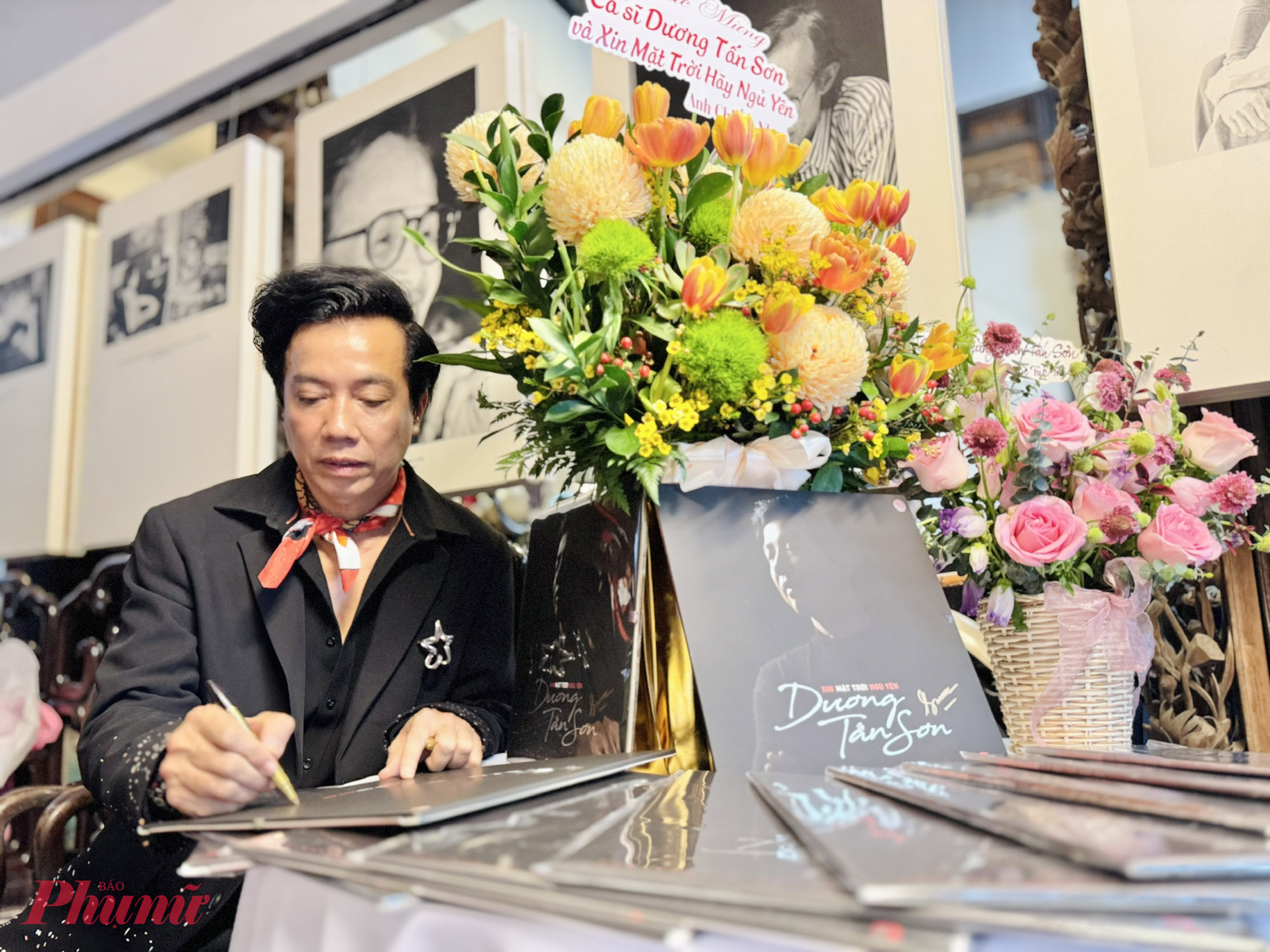 Ca sĩ Tấn Sơn ký tặng album vào sáng 9/10, tại nhà nhạc sĩ Trịnh Công Sơn trên đường Phạm Ngọc Thạch, phường Xuân Hòa, TPHCM