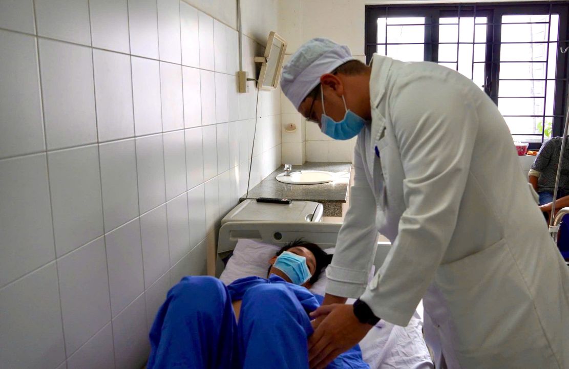 Bác sĩ thăm khám cho bệnh nhân sau khi điều trị thành công. Ảnh: CTV