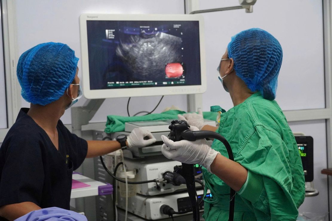 Các bác sĩ thực hiện nọi soi cho bệnh nhân... Ảnh: CTV