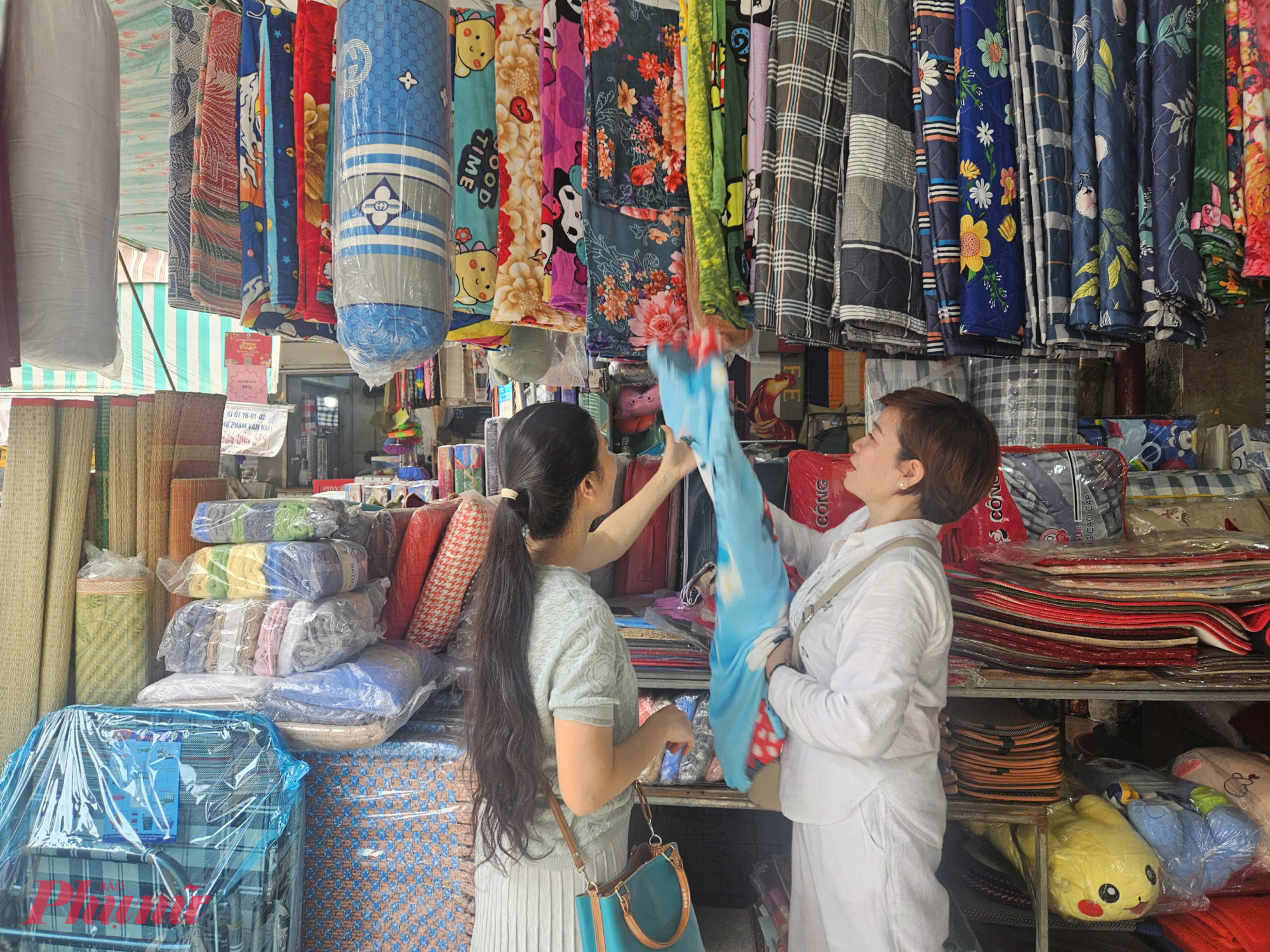 Bà Lê Thị Xoan giới thiệu sản phẩm giảm giá cho người tiêu dùng 