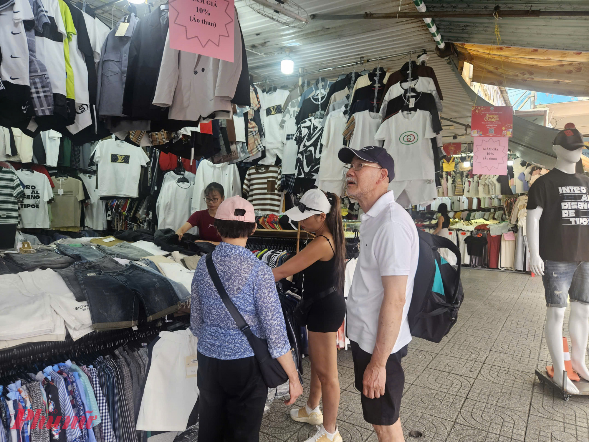 Ngay khi phát động, nhiều khách đã quan tâm mua sắm tại chợ