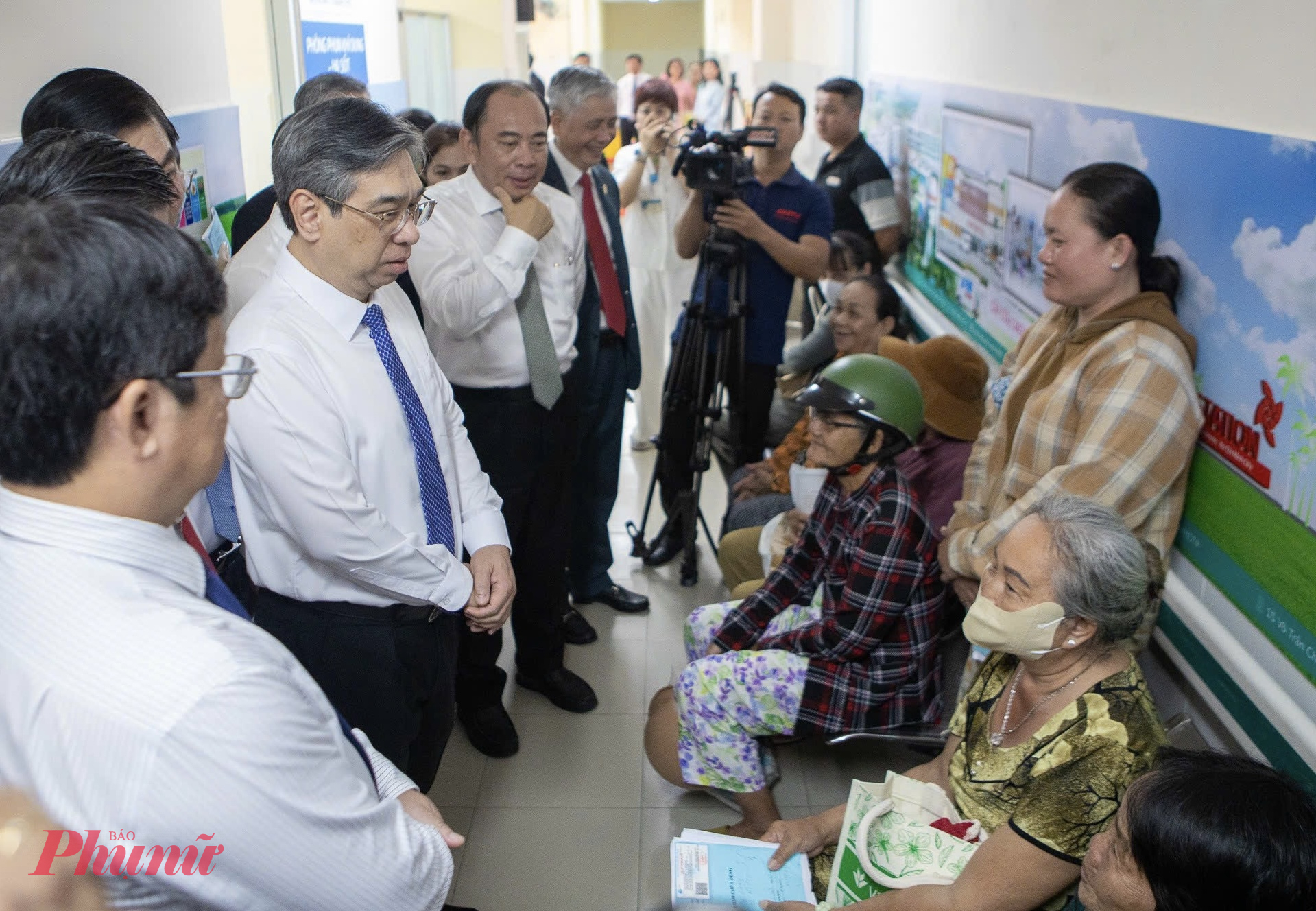 Ông Nguyễn Phước Lộc - Phó bí thư Thành ủy, Chủ tịch Ủy ban Mặt trận Tổ quốc Việt Nam TP.HCM (bìa phải) - hỏi thăm, động viên người bệnh khi đang thăm khám tại Bệnh viện Từ Dũ cơ sở 2 - Ảnh: Thanh Tâm