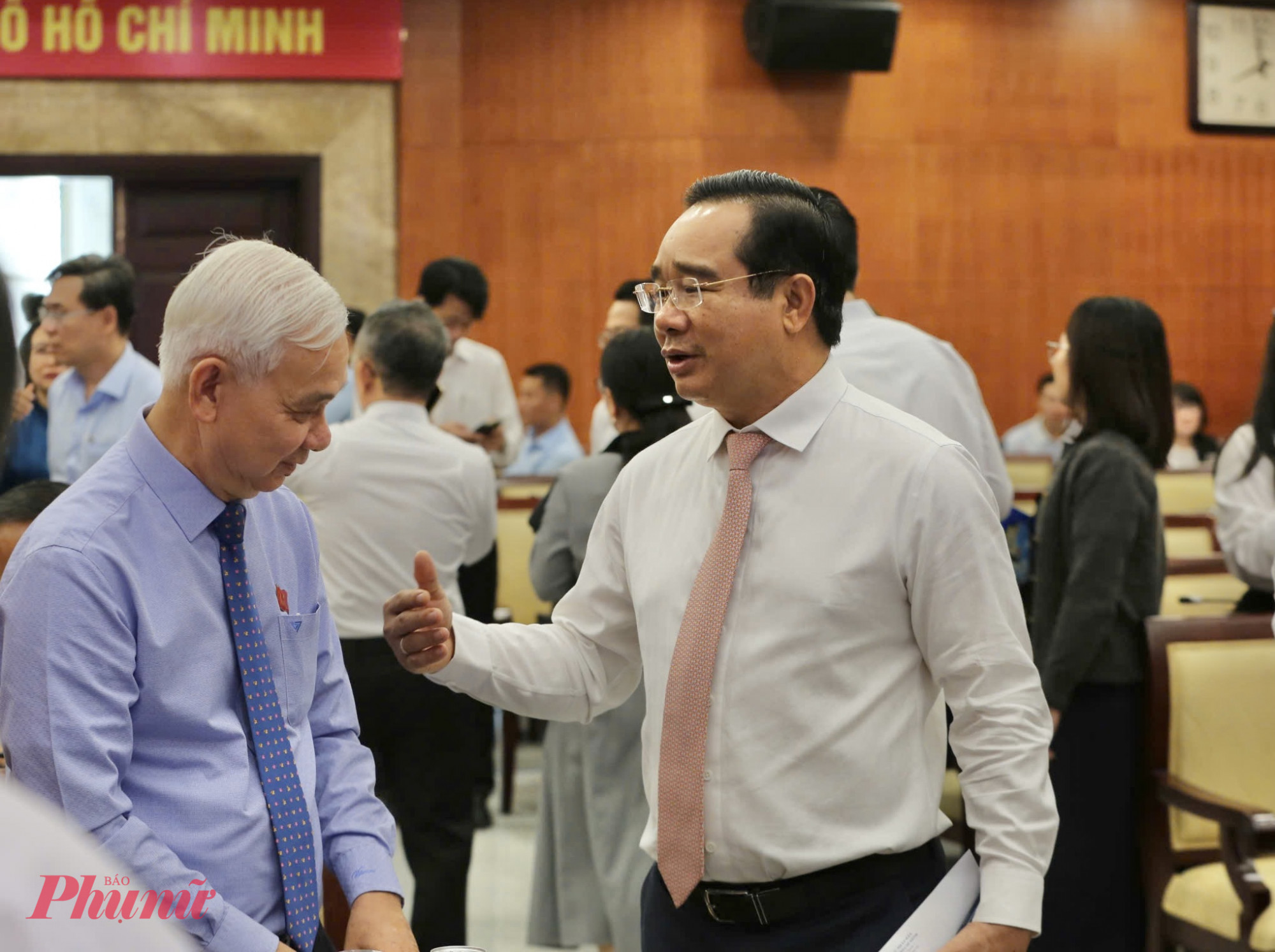 Ông Nguyễn Văn Được - Chủ tịch UBND TPHCM trò chuyện cùng đại biểu HĐND TPHCM trước kỳ họp - Ảnh: Phùng Huy