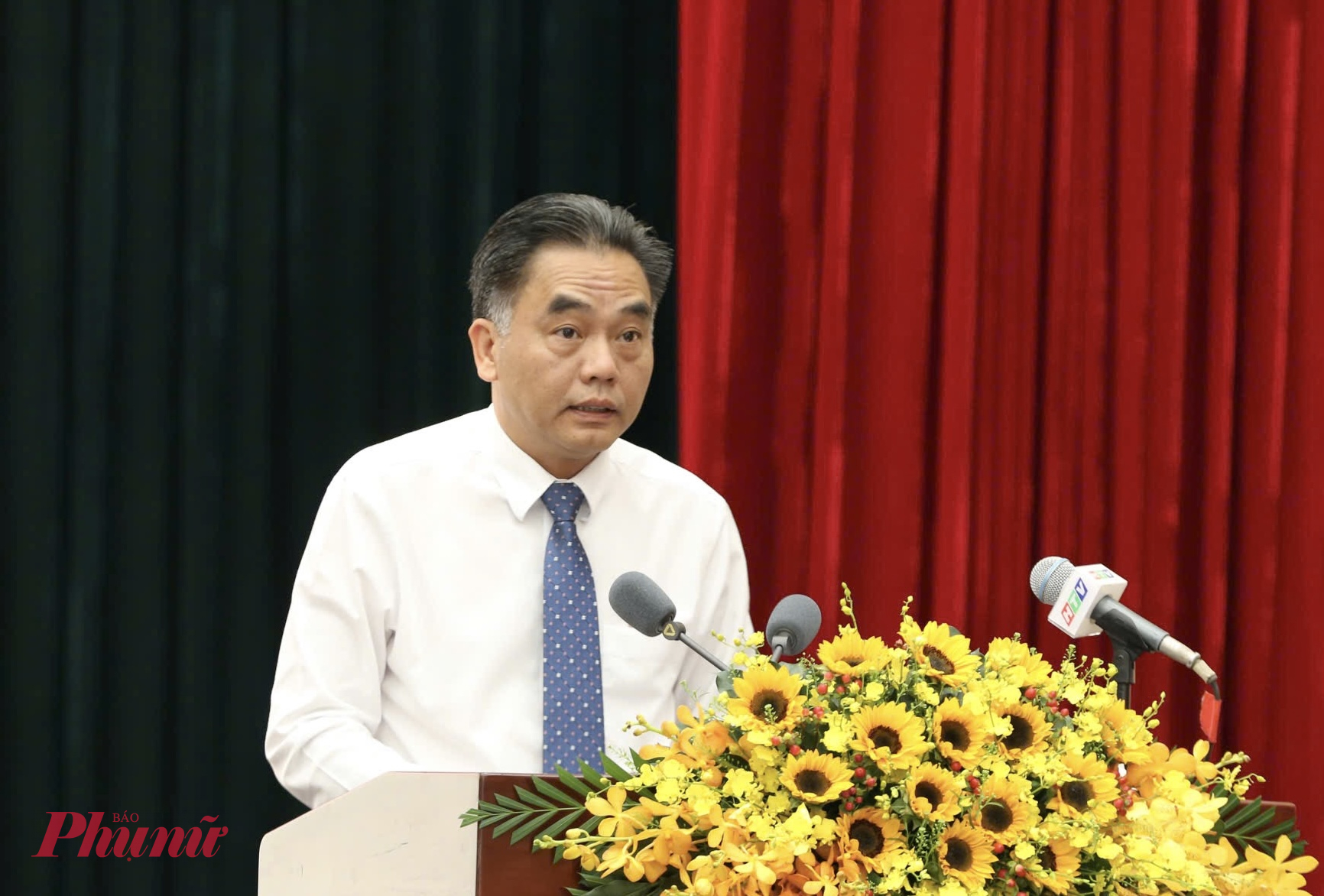 Ông Nguyễn Lộc Hà - Phó chủ tịch Thường trực UBND TPHCM trình bày nội dung các tờ trình tại kỳ họp - Ảnh: Phùng Huy