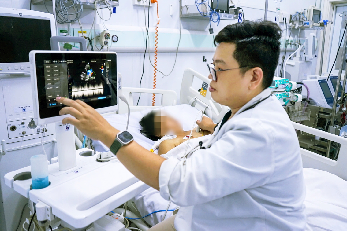 Bác sĩ Giang Minh Nhật khám cho bệnh nhân mắc bệnh tim mạch - ẢNH: M.T.