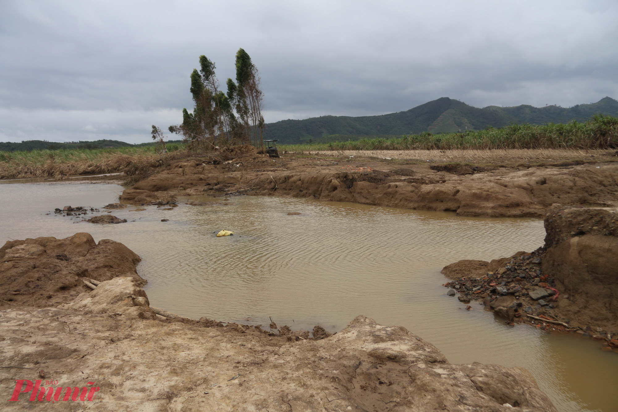 Mưa lũ đã gây sạt lở nghiêm trọng trên tuyến đường dẫn vào khu sản xuất Bầu Dộp