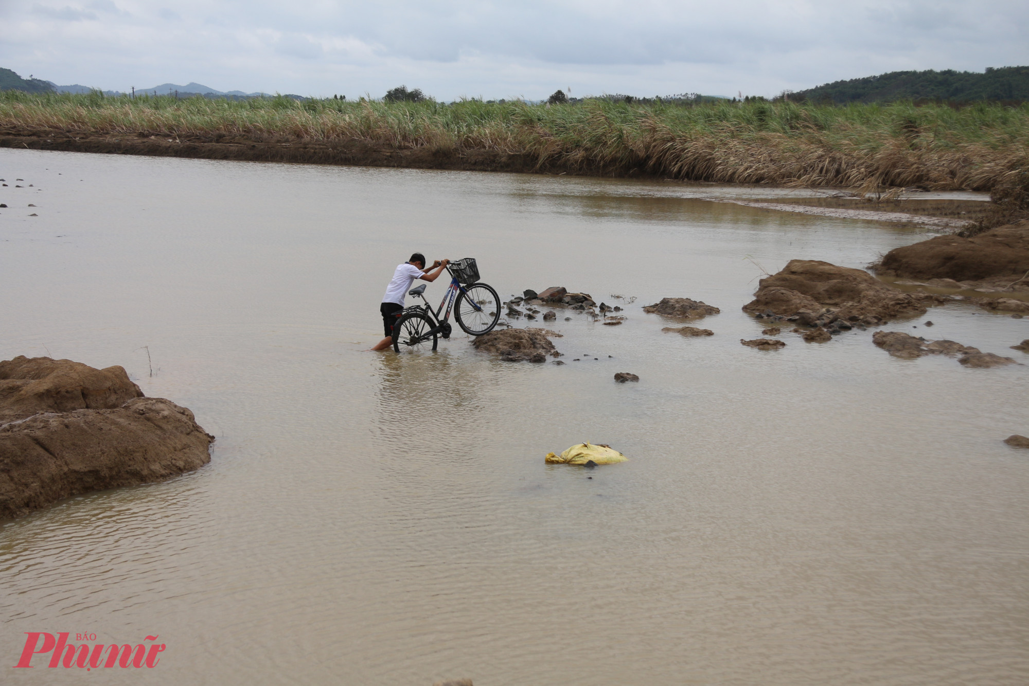 Việc đi lại của người dân qua điểm sạt lở gặp rất nhiều khó khăn