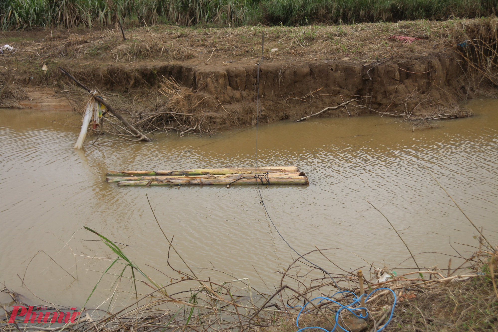 Người dân dùng bè bằng cây chuối để di chuyển qua điểm sạt lở