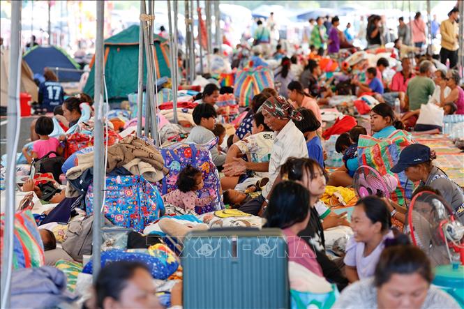 Campuchia cáo buộc Thái Lan tiếp tục không kích tỉnh biên giới Oddar Meanchey Người dân Thái Lan tại trung tâm sơ tán ở tỉnh Buriram khi giao tranh tái diễn tại khu vực biên giới với Campuchia, ngày 8/12/2025. Ảnh: THX/TTXVN