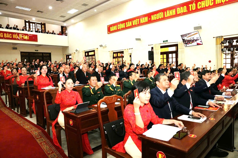 Các đại biểu dự Đại hội đại biểu Đảng bộ TP Cần Thơ lần thứ I, nhiệm kỳ 2025-2030, thông qua các nghị quyết đại hội