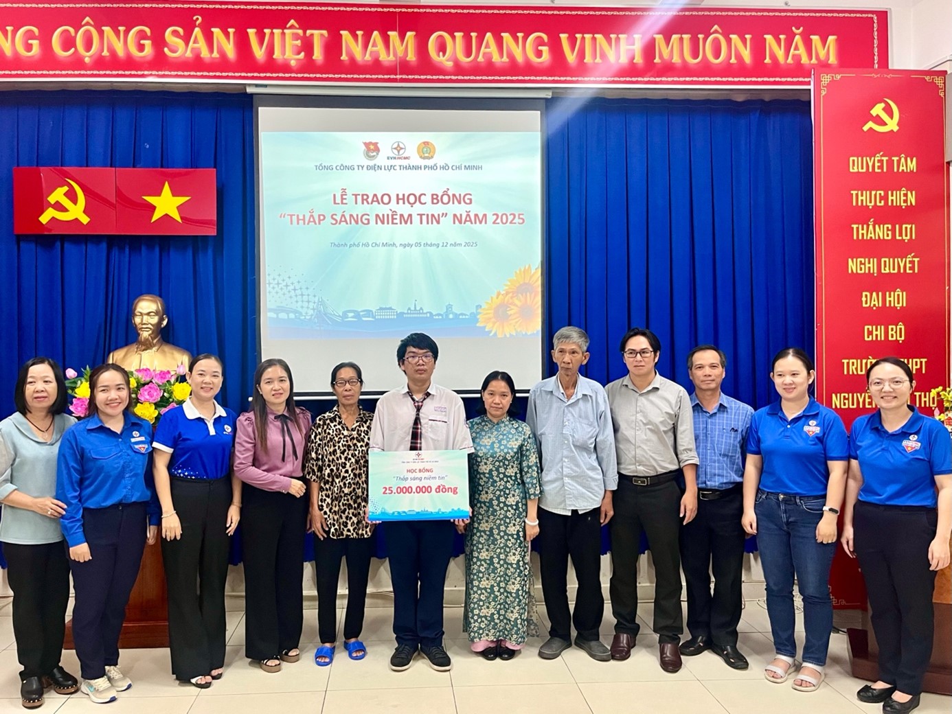 Em Nguyễn Đỗ Kim Long nhận học bổng từ Công đoàn EVNHCMC dưới sự chứng kiến của chính quyền địa phương và nhà trường - Ảnh: EVNHCMC