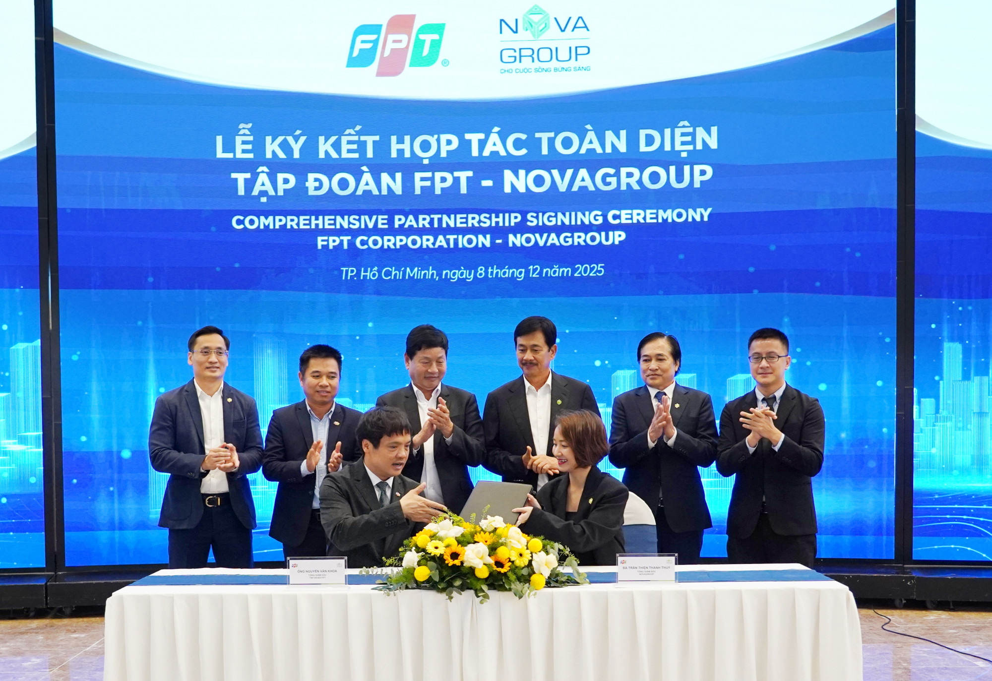 FPT ký kết hợp tác toàn diện với NovaGroup để đẩy nhanh chuyển đổi số Tập đoàn FPT và NovaGroup ký kết hợp tác chiến lược toàn diện trong công tác chuyển đổi số - Ảnh: FPT