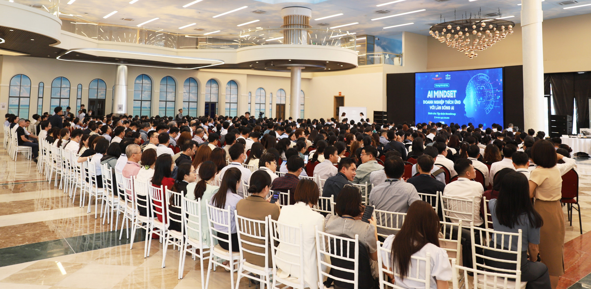 FPT ký kết hợp tác toàn diện với NovaGroup để đẩy nhanh chuyển đổi số NovaGroup liên tục tổ chức các chương trình đào tạo về chuyển đổi số cho đội ngũ nhân sự các cấp đang làm việc tại tập đoàn - Ảnh: FPT