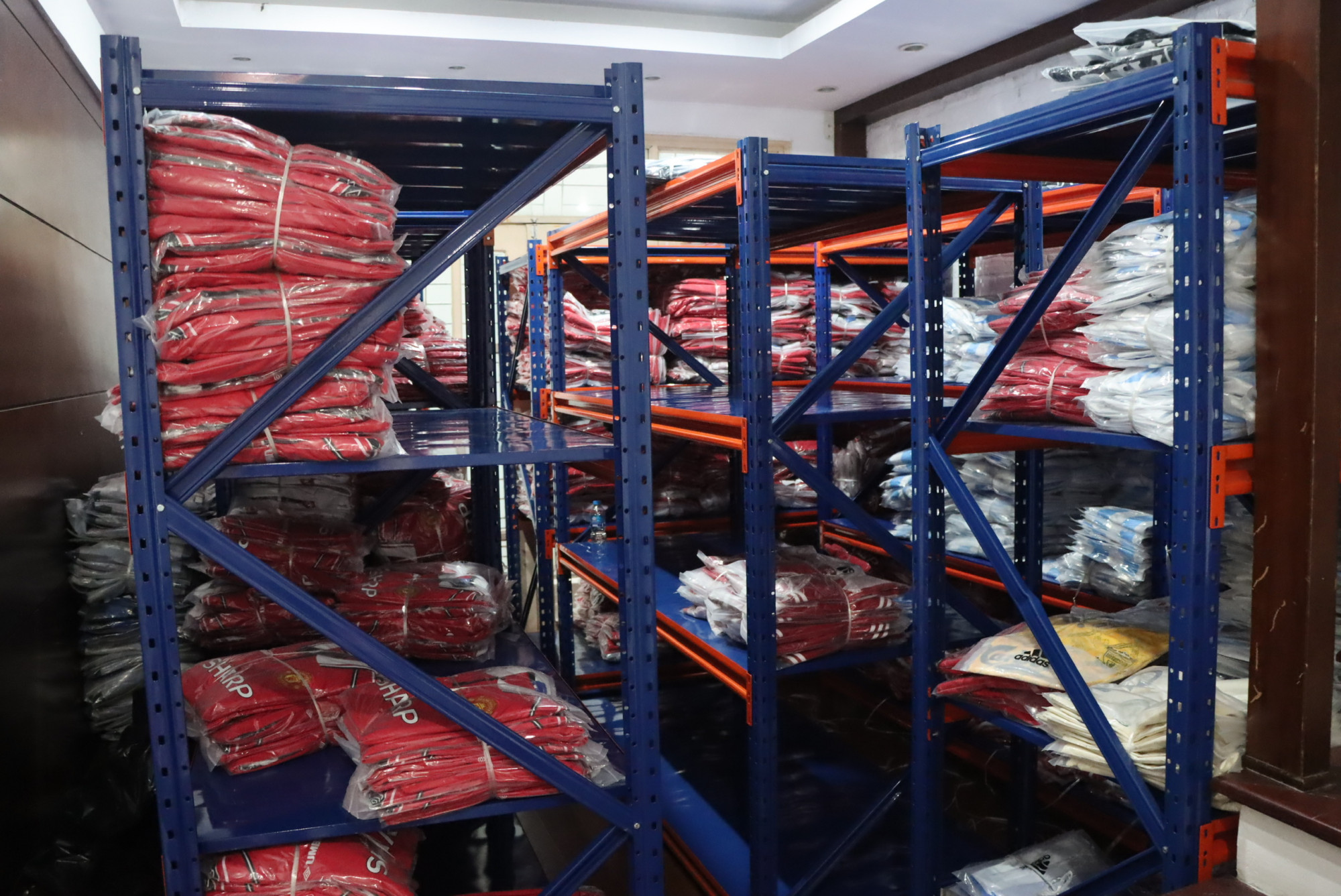 Kho hàng chứa hàng ngàn sản phẩm nghi giả mạo nhãn hiệu nổi tiếng do ông Dương Tấn Rine làm chủ - Ảnh: Cục Quản lý và Phát triển thị trường trong nước