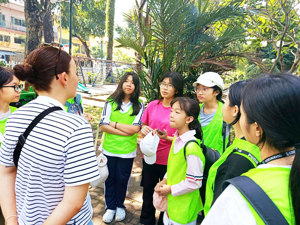 Các bạn ở Câu lạc bộ Public Speaking nói chuyện tiếng Anh với du khách nước ngoài