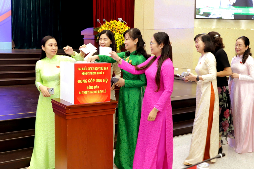 Thành phố tháo gỡ nhiều vướng mắc, dân đồng tình với nhiều quyết sách Các đại biểu tham dự kỳ họp thứ 6 HĐND TPHCM khóa X đóng góp ủng hộ đồng bào bị thiệt hại do bão lũ - ẢNH: PHÙNG HUY