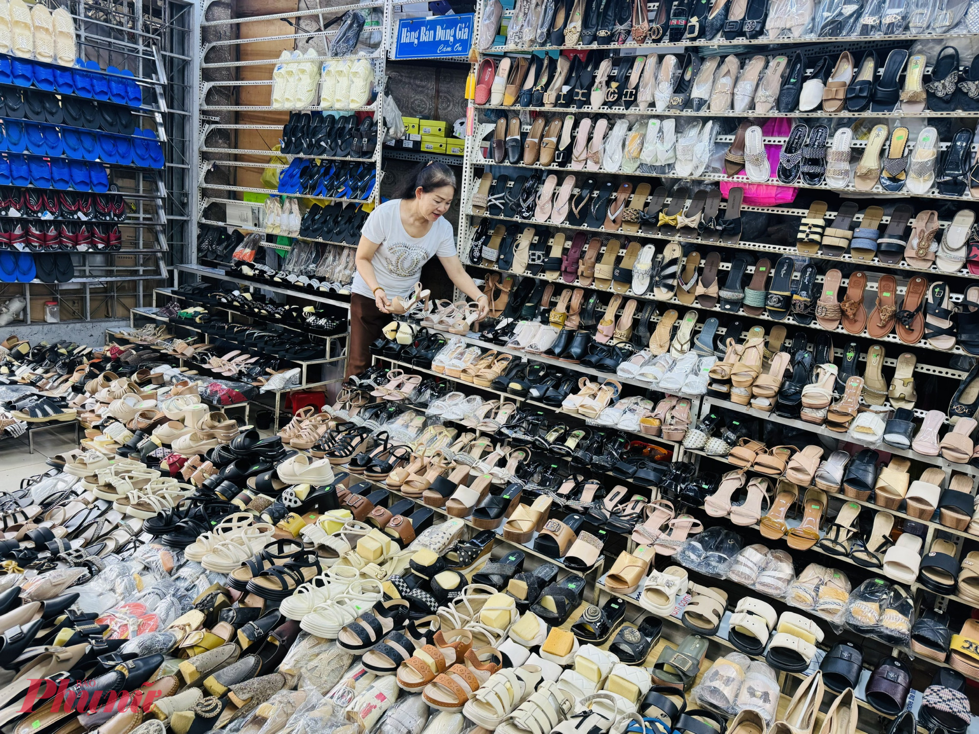 Quy định phải lập hóa đơn trong ngày gây khó cho các tiểu thương bán sỉ đi tỉnh - Ảnh: Thanh Hoa