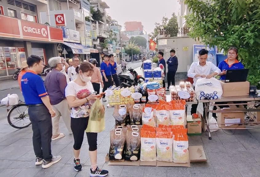 Hàng bình ổn được Co.opSmile đưa tới tận khu dân cư phục vụ nhu cầu của người tiêu dùng