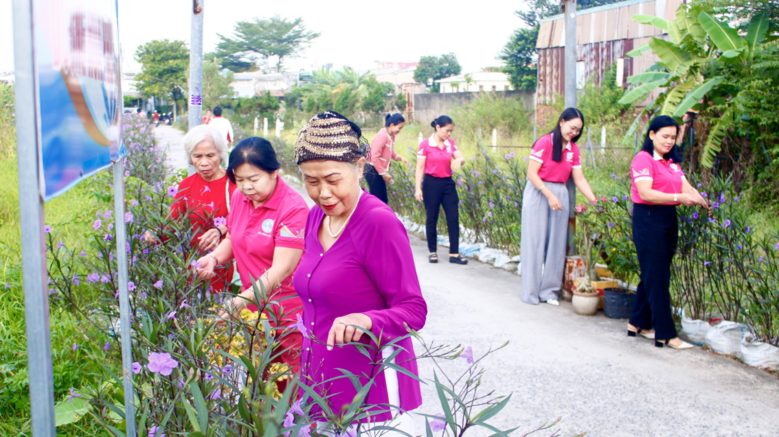 Cán bộ, hội viên phụ nữ ấp 56, xã Vĩnh Lộc chăm sóc tuyến đường hoa 