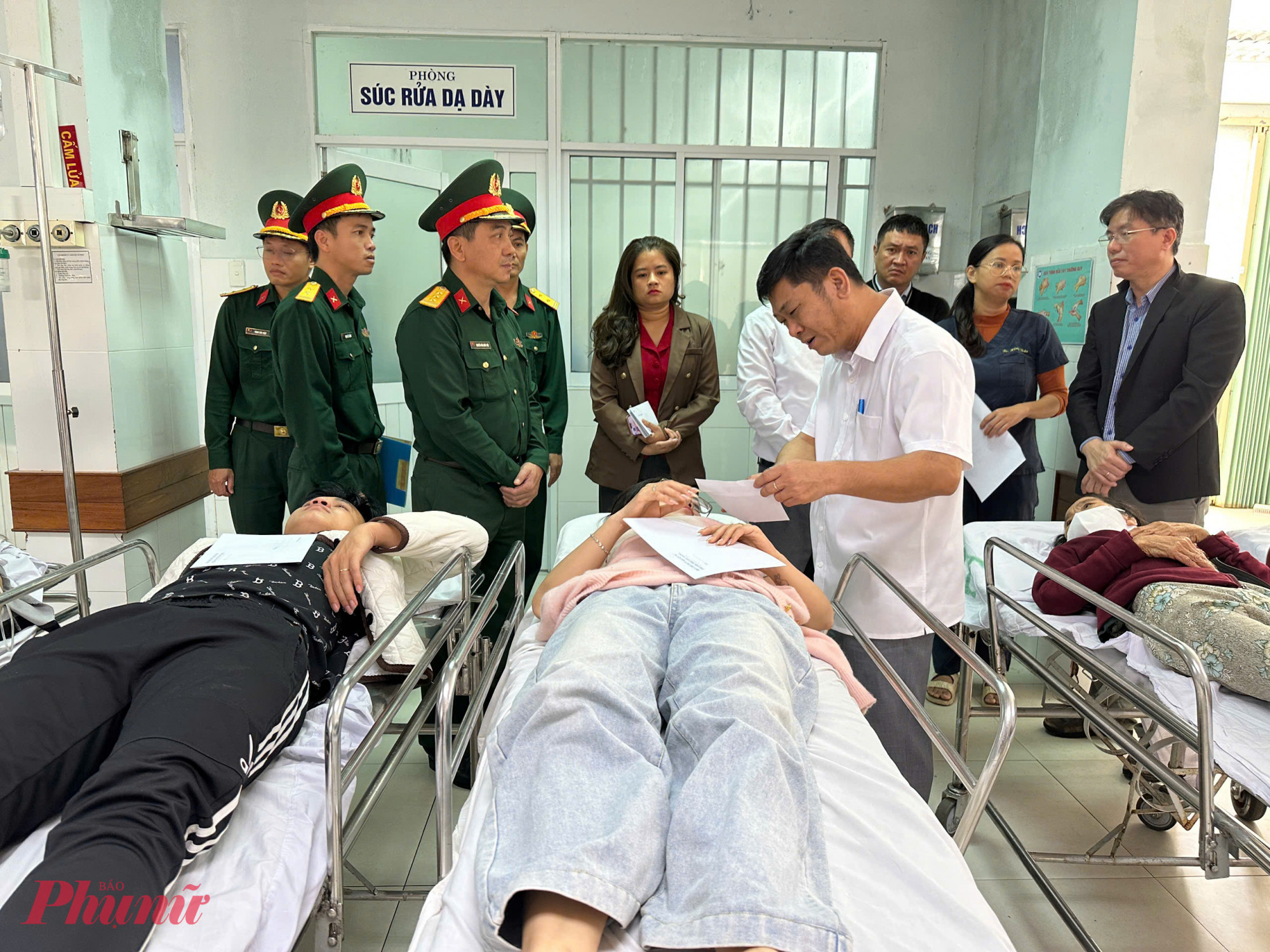 Đại diện Bộ chỉ huy Quân sự TP Đà Nẵng và lãnh đạo phường Tam Kỳ (TP Đà Nẵng) đã đến Bệnh viện Đa khoa Quảng Nam thăm hỏi, động viên các nạn nhân bị thương.