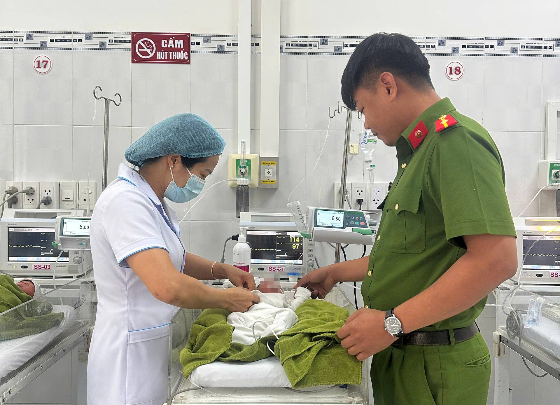 Lực lượng công an kịp thời hỗ trợ đưa cháu bé đến bệnh viện cấp cứu - Ảnh: Cơ quan chức năng cung cấp