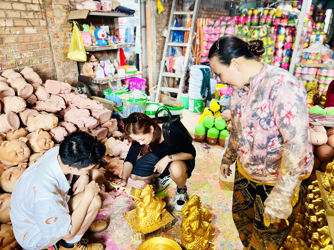 Khách du lịch nước ngoài trải nghiệm làm heo đất tại phường Thủ Dầu Một, TPHCM