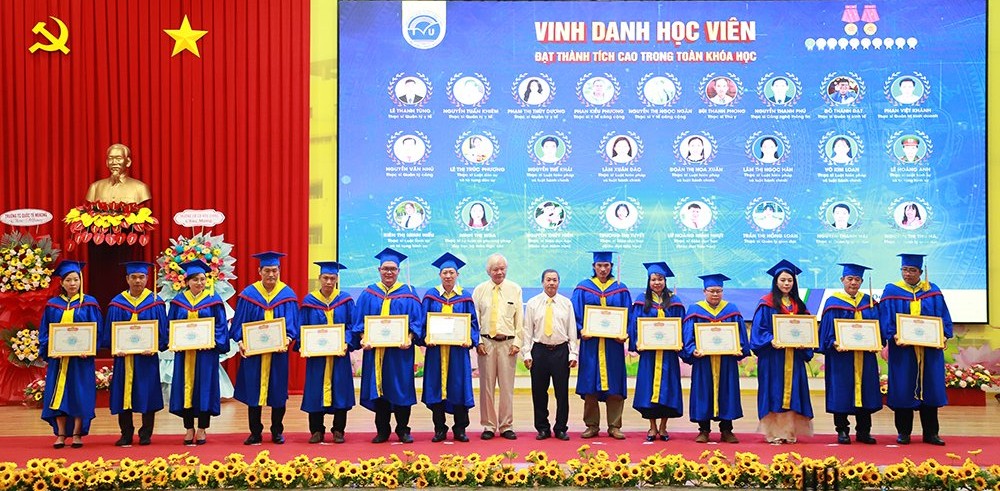 Trường Đại học Trà Vinh khen thưởng cho 25 học viên đạt thành tích cao trong học tập toàn khóa học.
