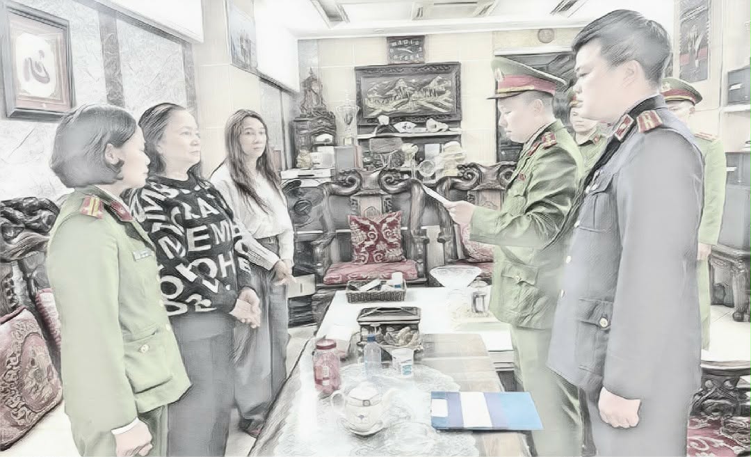 Công an đọc lệnh khởi tố Lê Thị Thu Hương - Ảnh công an cung cấp