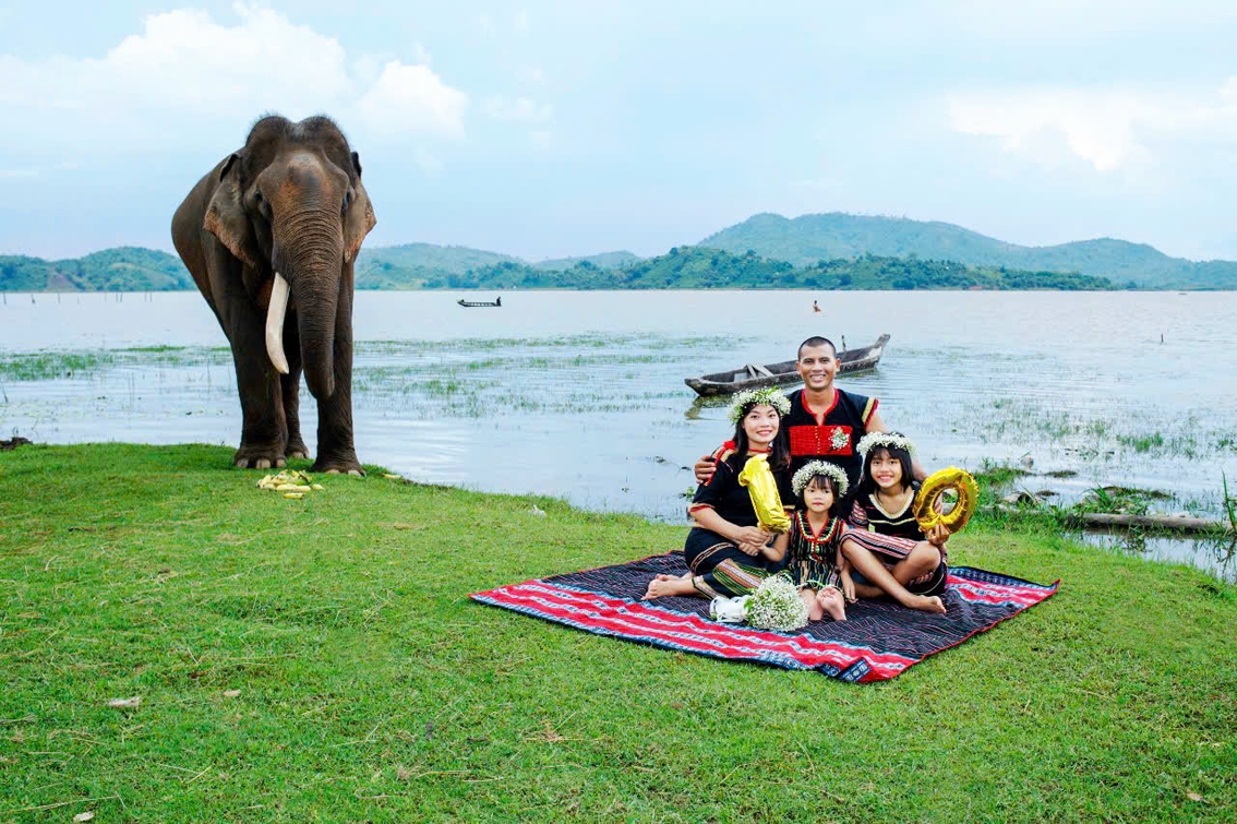 Anh Y Vinh và vợ con chụp ảnh kỷ niệm 10 năm ngày cưới cùng bạn thân - chú voi Khăm Sen - Ảnh do nhân vật cung cấp