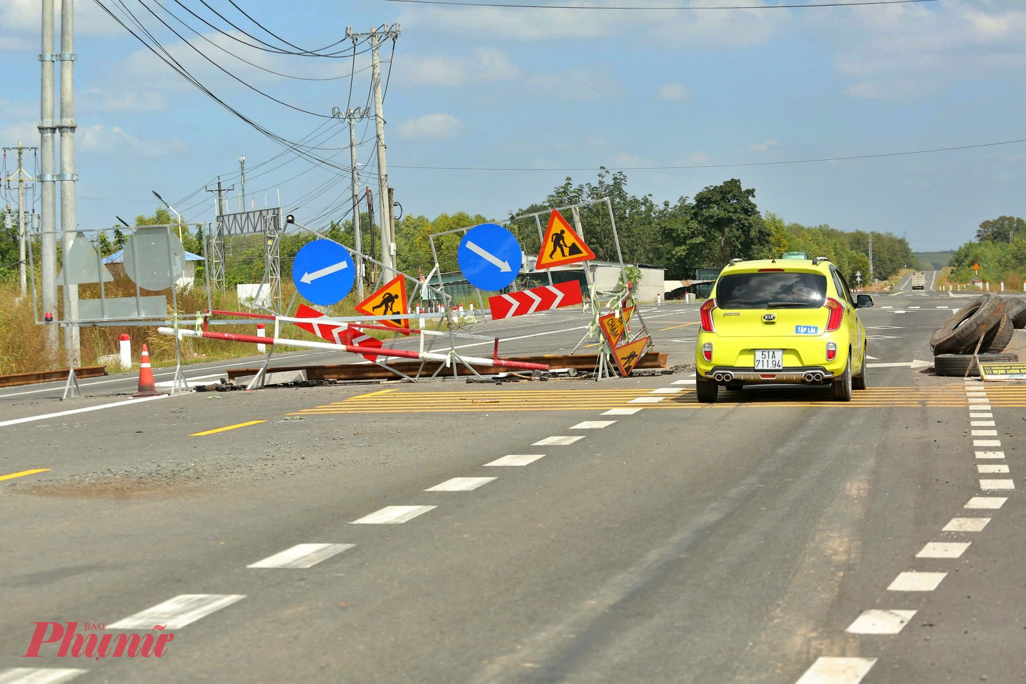 Chủ đầu tư đã bố trí một số barie cảnh báo nhằm hạn chế phương tiện ra vào.