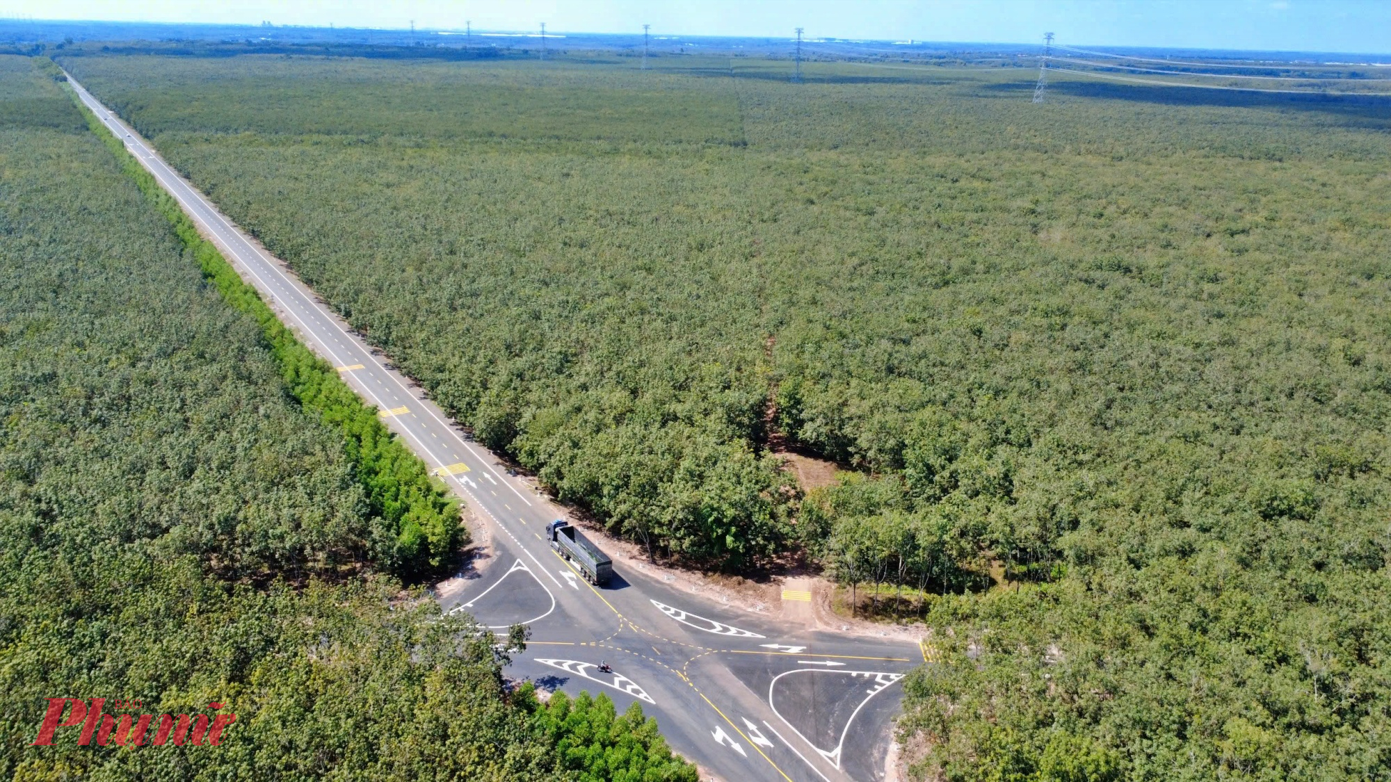 Đường Hồ Chí Minh có lẽ là một trong những cung đường đẹp nhất kéo dài từ Bắc đến Nam khi xuyên những cánh rừng xanh thẳm bạt ngàn.
