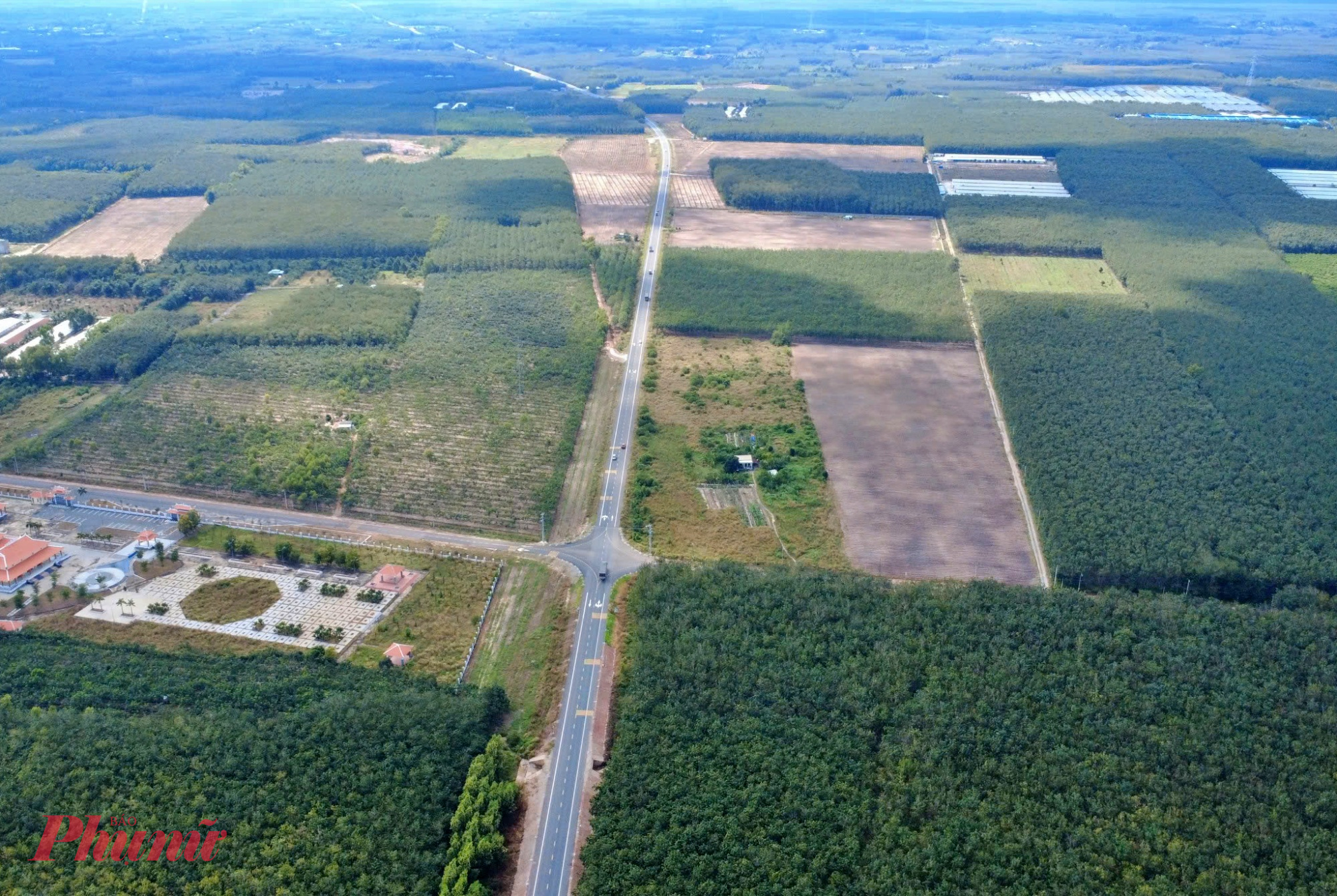 Đường Hồ Chí Minh được xem là cú hích hạ tầng quan trọng, mở ra không gian phát triển đô thị và công nghiệp mới cho các khu vực phía Bắc TPHCM, góp phần củng cố vai trò đầu tàu kinh tế của Thành phố sau sáp nhập. Người dân và doanh nghiệp đang đặt nhiều kỳ vọng vào hiệu quả kinh tế mà tuyến đường này mang lại, hứa hẹn một diện mạo mới cho hạ tầng giao thông phía Nam.