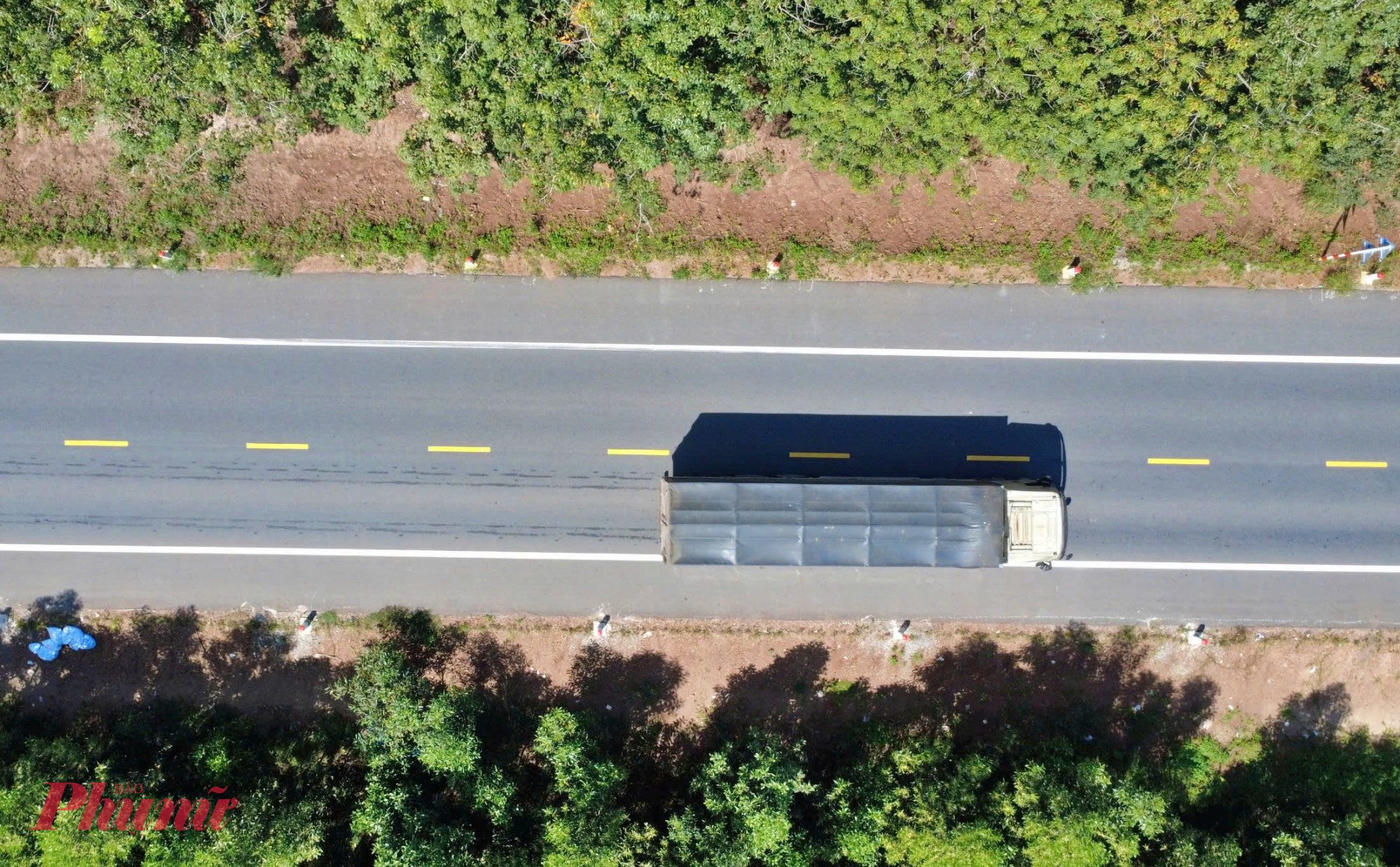 Đơn vị đảm nhiệm thi công chính phần đi qua địa bàn TPHCM là Tập đoàn Đèo Cả. Sau 2 năm thi công thần tốc, nhà thầu đã hoàn thành và bàn giao dự án cho chủ đầu tư là Ban Quản lý dự án đường Hồ Chí Minh.