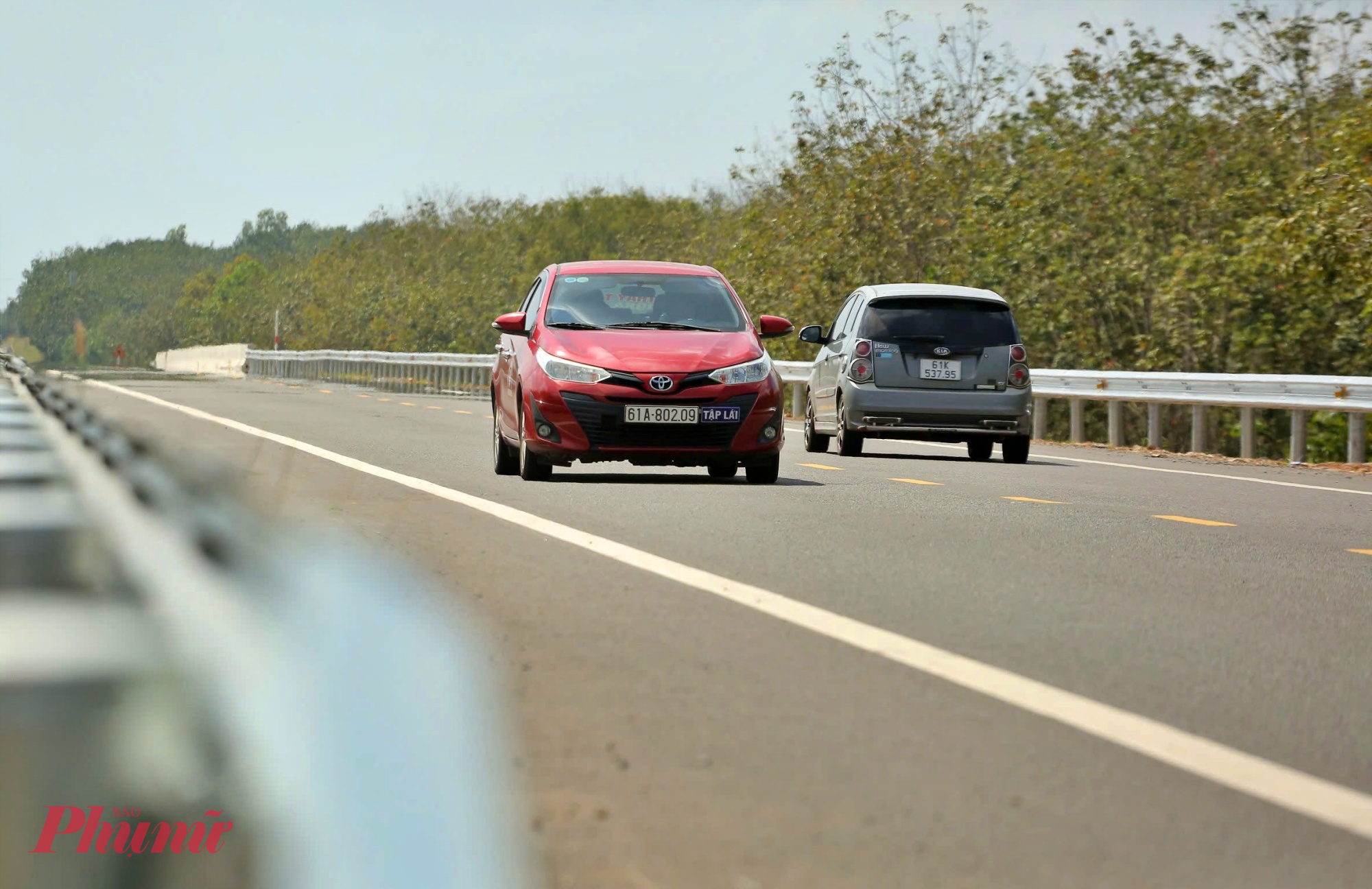 Do đường vắng xe nên các ô tô tập lái tận dụng để bổ túc tay lái.