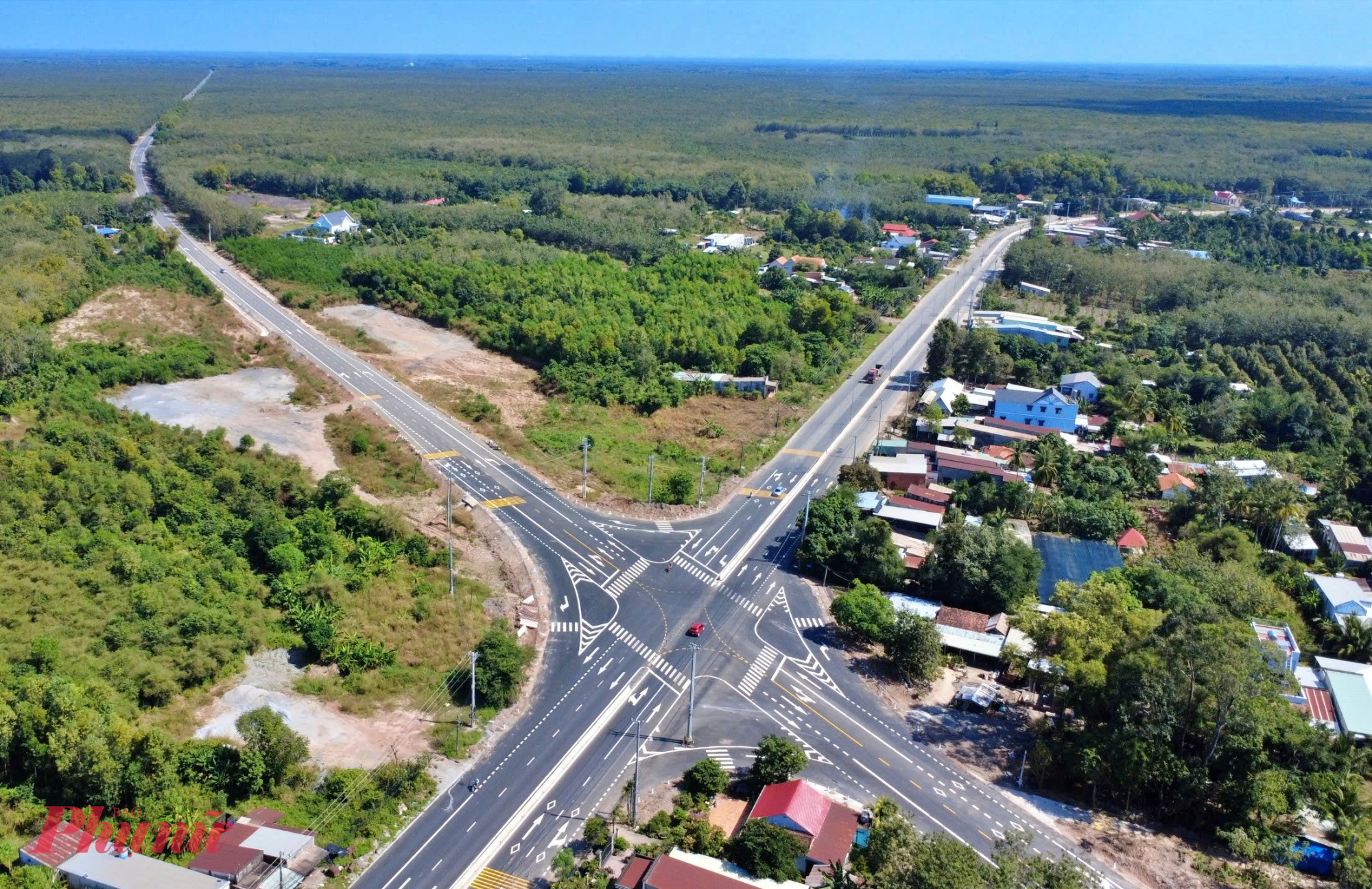 Dự án đường Hồ Chí Minh, một trong những công trình giao thông trọng điểm quốc gia, đang bước vào giai đoạn hoàn tất các công tác chuẩn bị cuối cùng cho việc thông xe chính thức đoạn qua địa bàn TPHCM (trước đây là tỉnh Bình Dương). Đây là tin vui lớn, được kỳ vọng sẽ tạo ra bước đột phá về kết nối hạ tầng và phát triển kinh tế cho toàn vùng kinh tế trọng điểm phía Nam. 