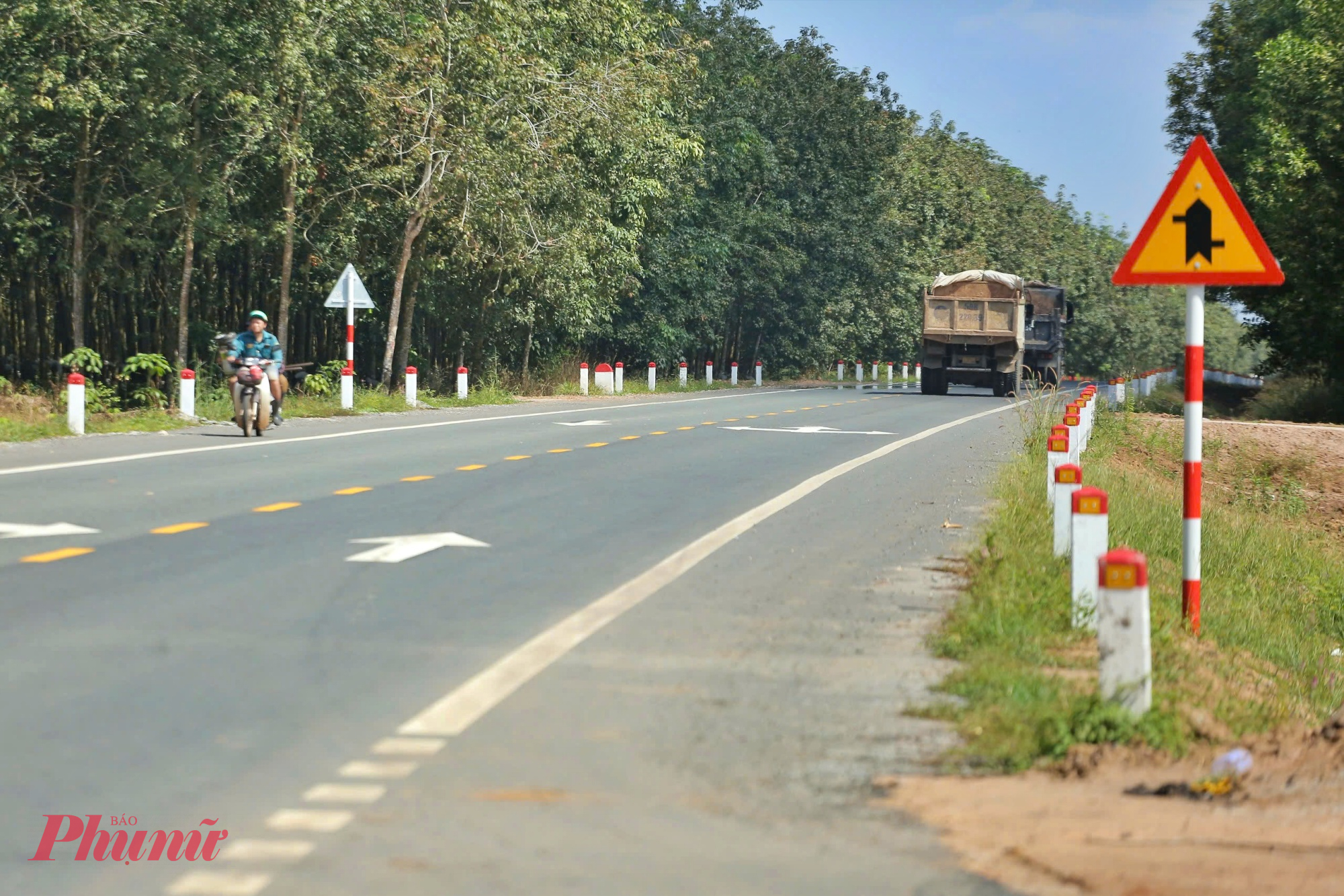 Các ô tô và xe máy lưu thông tạm thời qua đường Hồ Chí Minh.