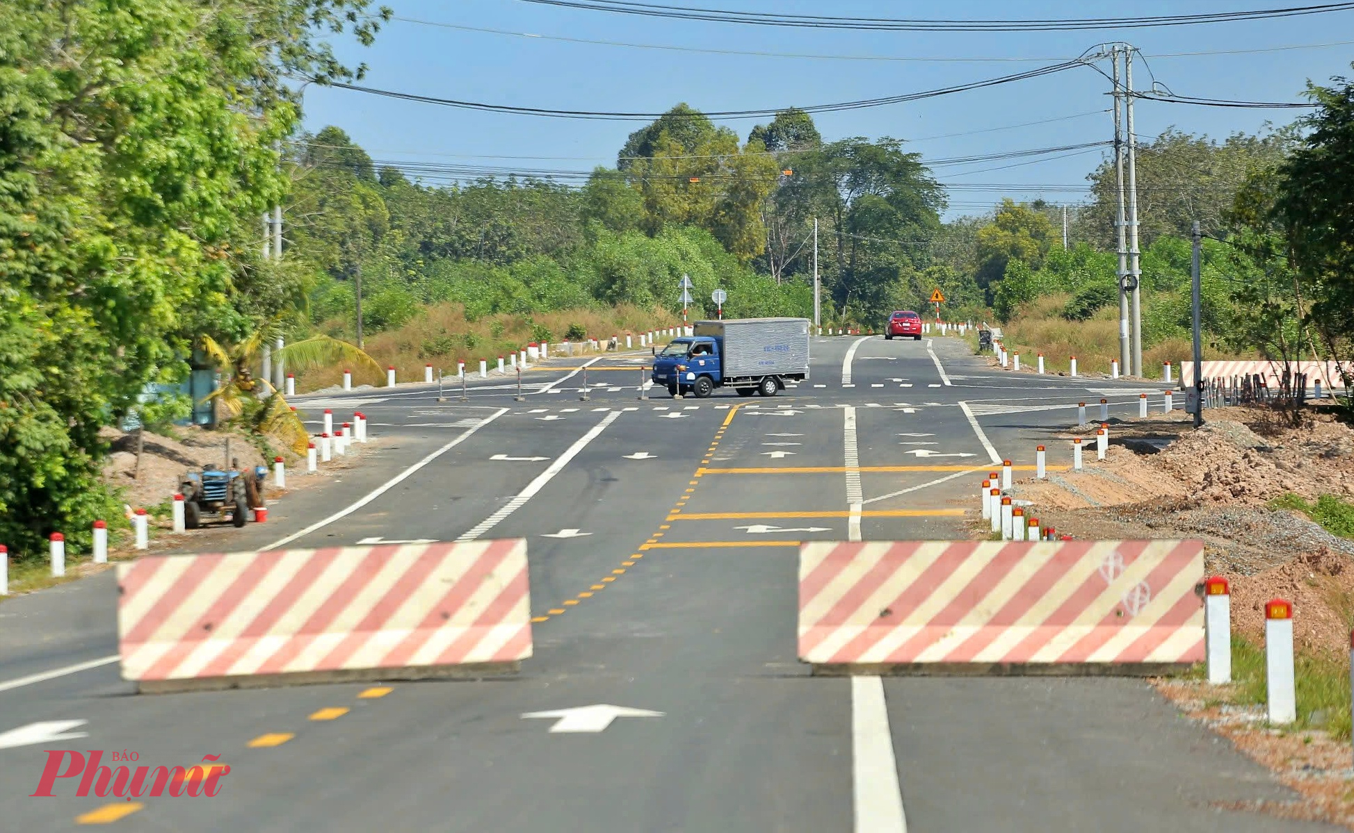 Do chưa thông xe chính thức nên chủ đầu tư đã dùng dải phân cách chặn các lối vào đường Hồ Chí Minh.