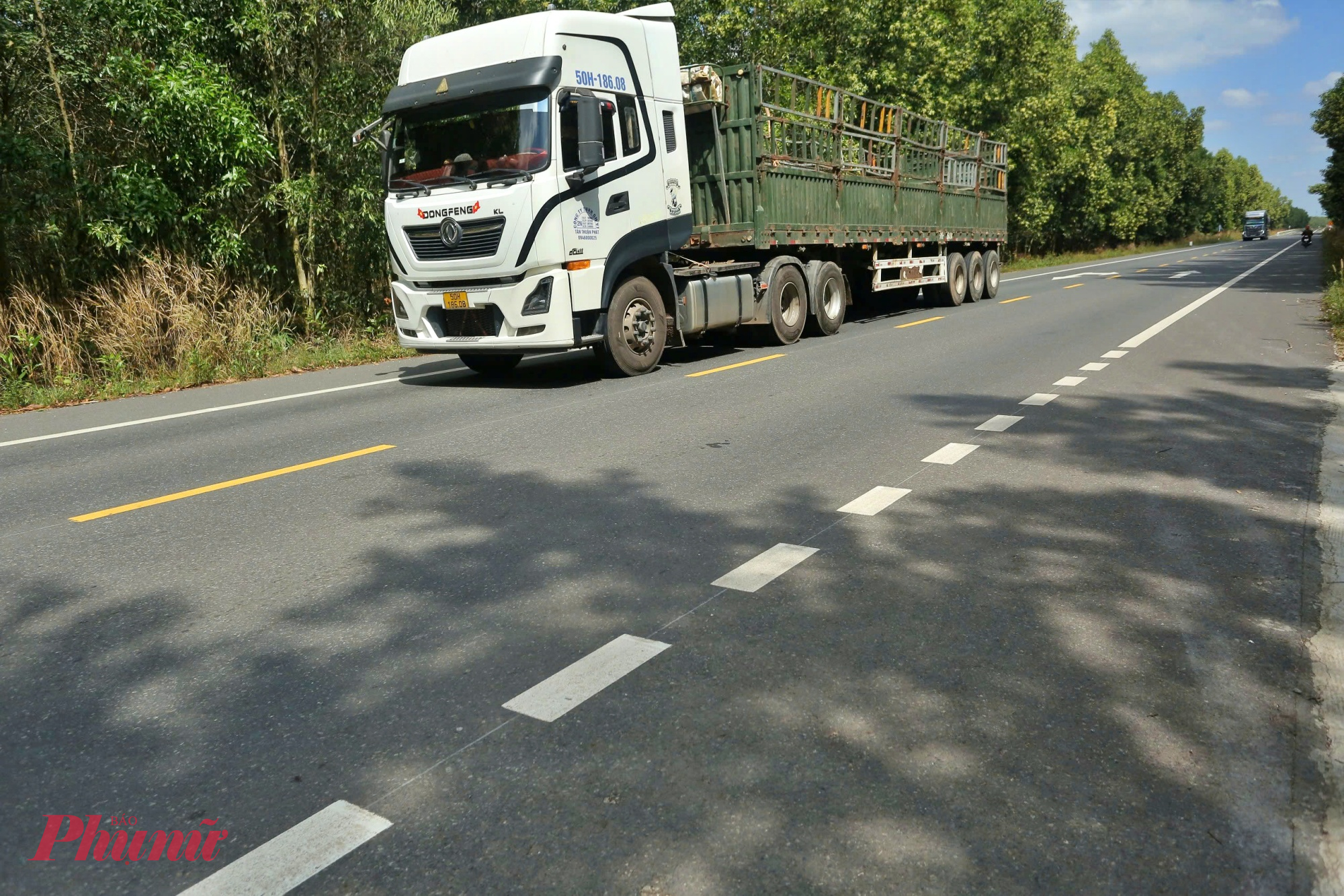 Nhiều xe tải cũng chọn đường Hồ Chí Minh để đi tránh các tuyến đường qua nội đô.