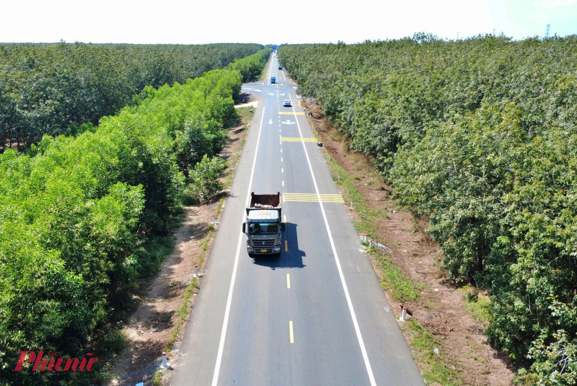 Tuyến đường được thiết kế hiện đại với quy mô mỗi hướng một làn ô tô và một làn dành cho xe máy, đảm bảo khả năng lưu thông thông suốt và an toàn cho các phương tiện. 